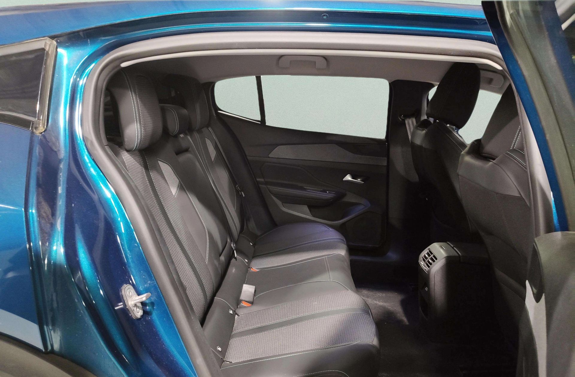 Peugeot 408 Allure Hybrid 145 eDCS6 - foto 19