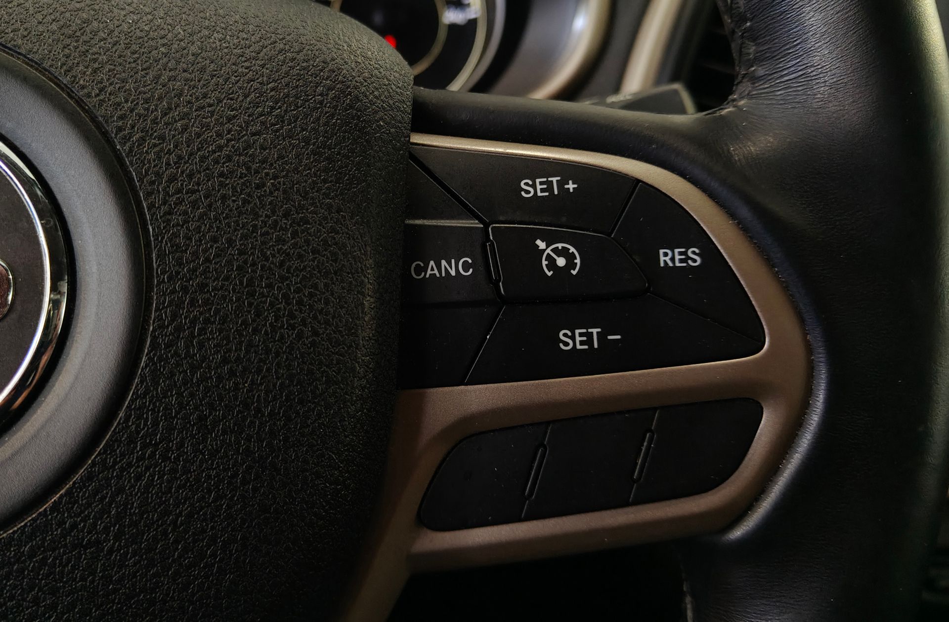 Jeep Cherokee 2.2D Night Eagle 4x4 ADI Aut. - foto 27
