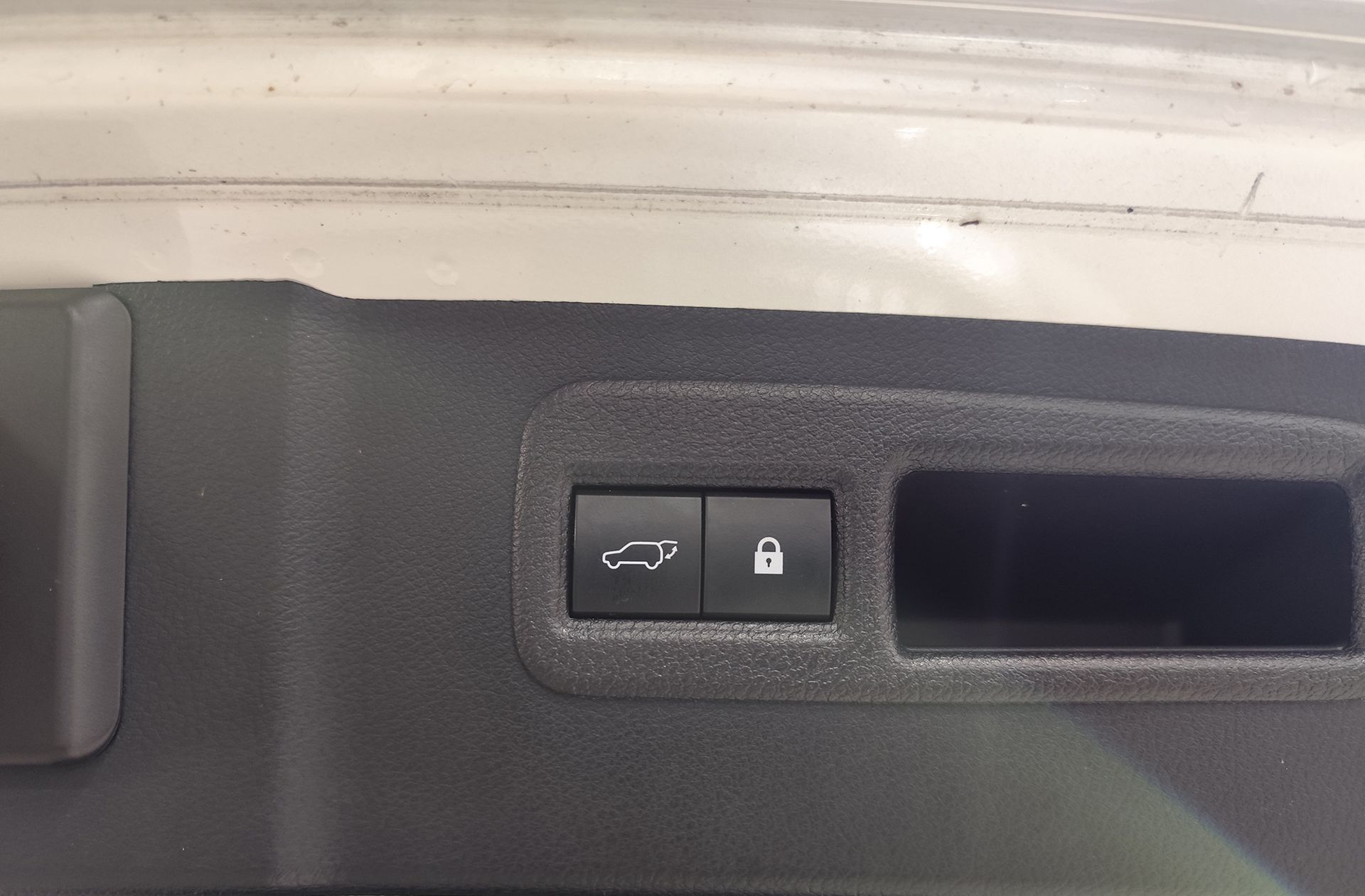 Lexus NX 300h Premium 2WD - foto 17