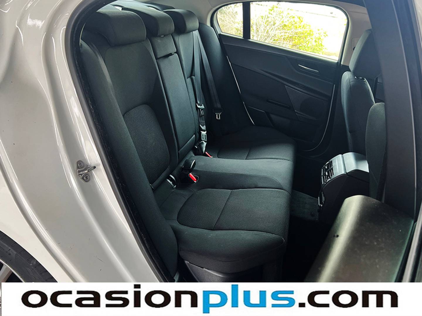 Foto Jaguar XE Jaguar XE 2.0 Diesel XE-Pure RWD (180 CV)