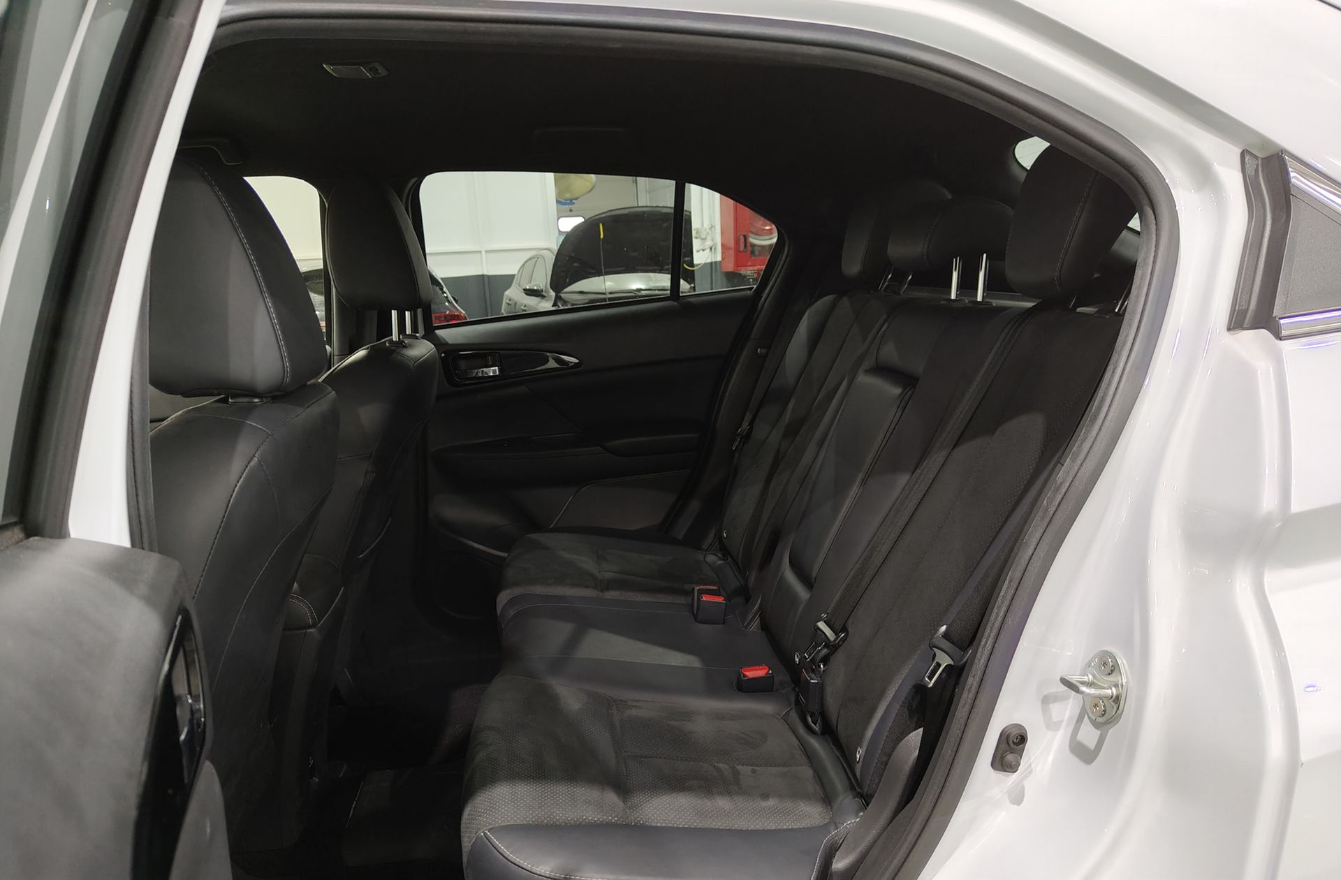 Mitsubishi Eclipse Cross 2.4 PHEV Kaiteki 4WD - foto 12