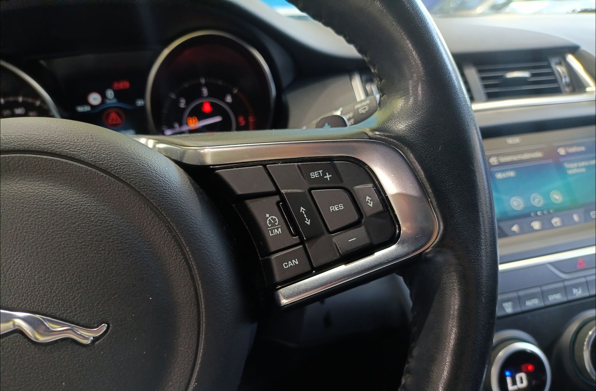 Jaguar E-Pace 2.0D R-Dynamic 4WD - foto 26
