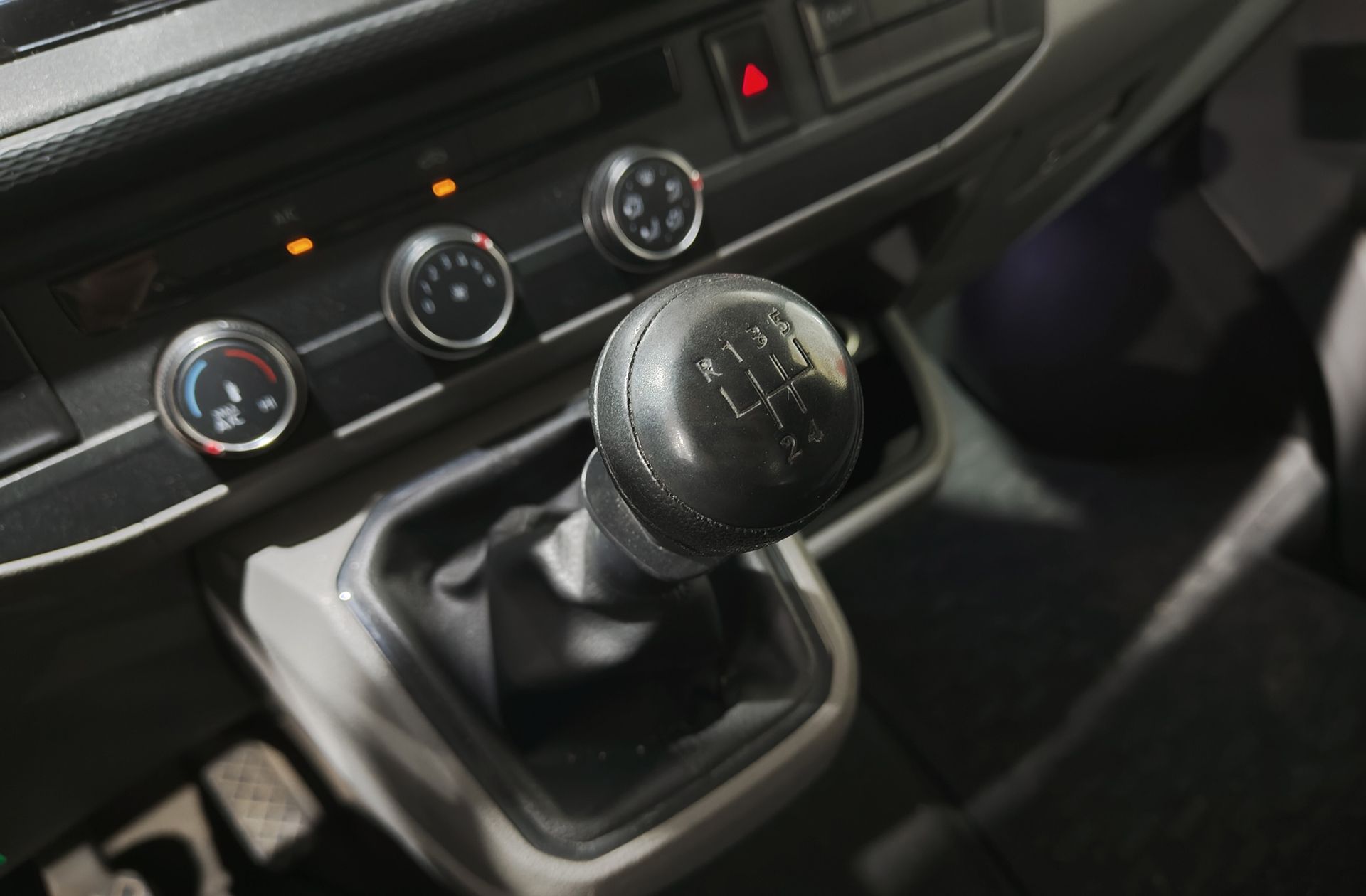 Volkswagen Transporter Furgon Batalla Corta TN 2.0 TDI - foto 5