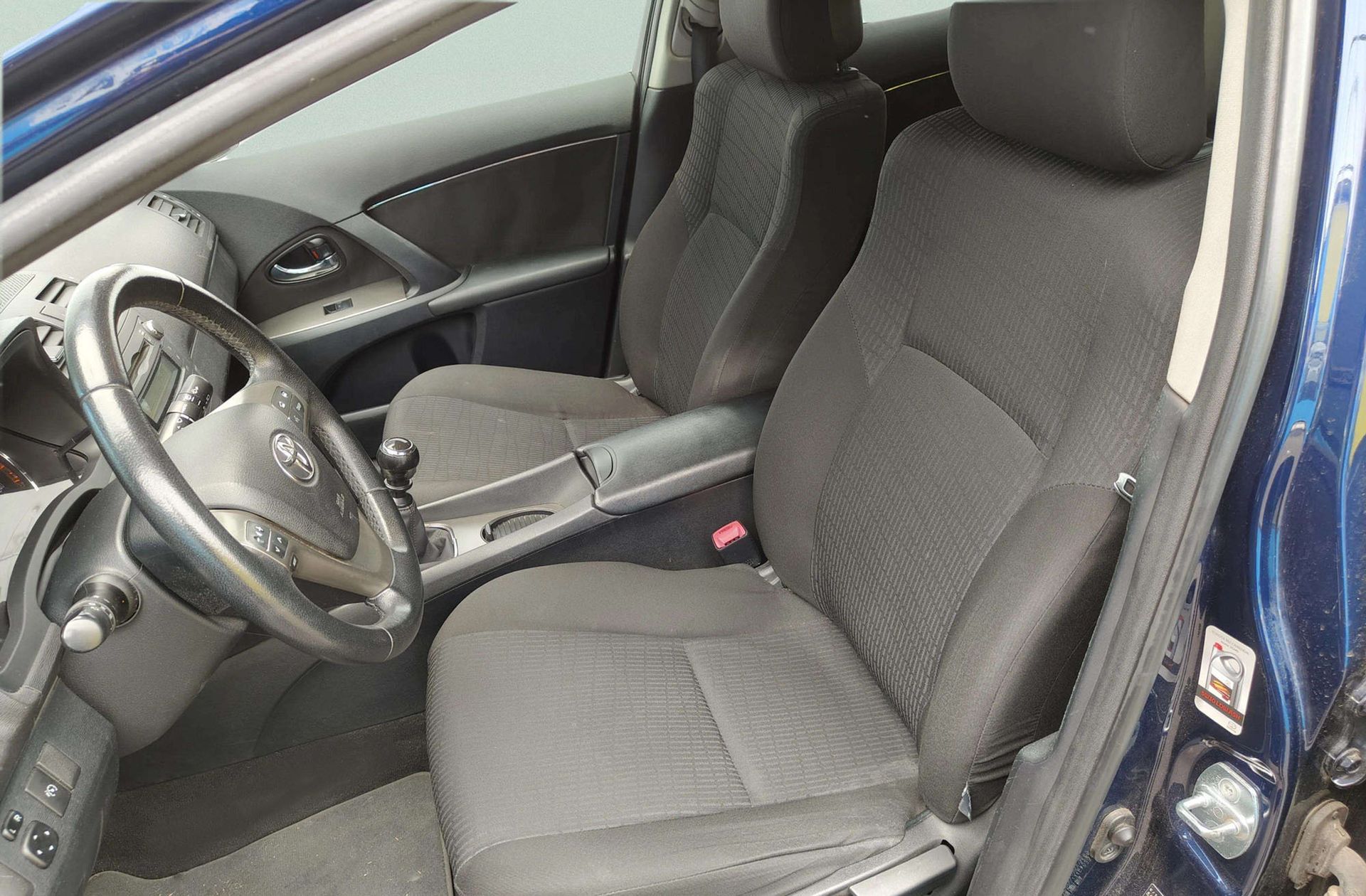 Toyota Avensis 2.2 D-4D Cross Sport Advance - foto 9