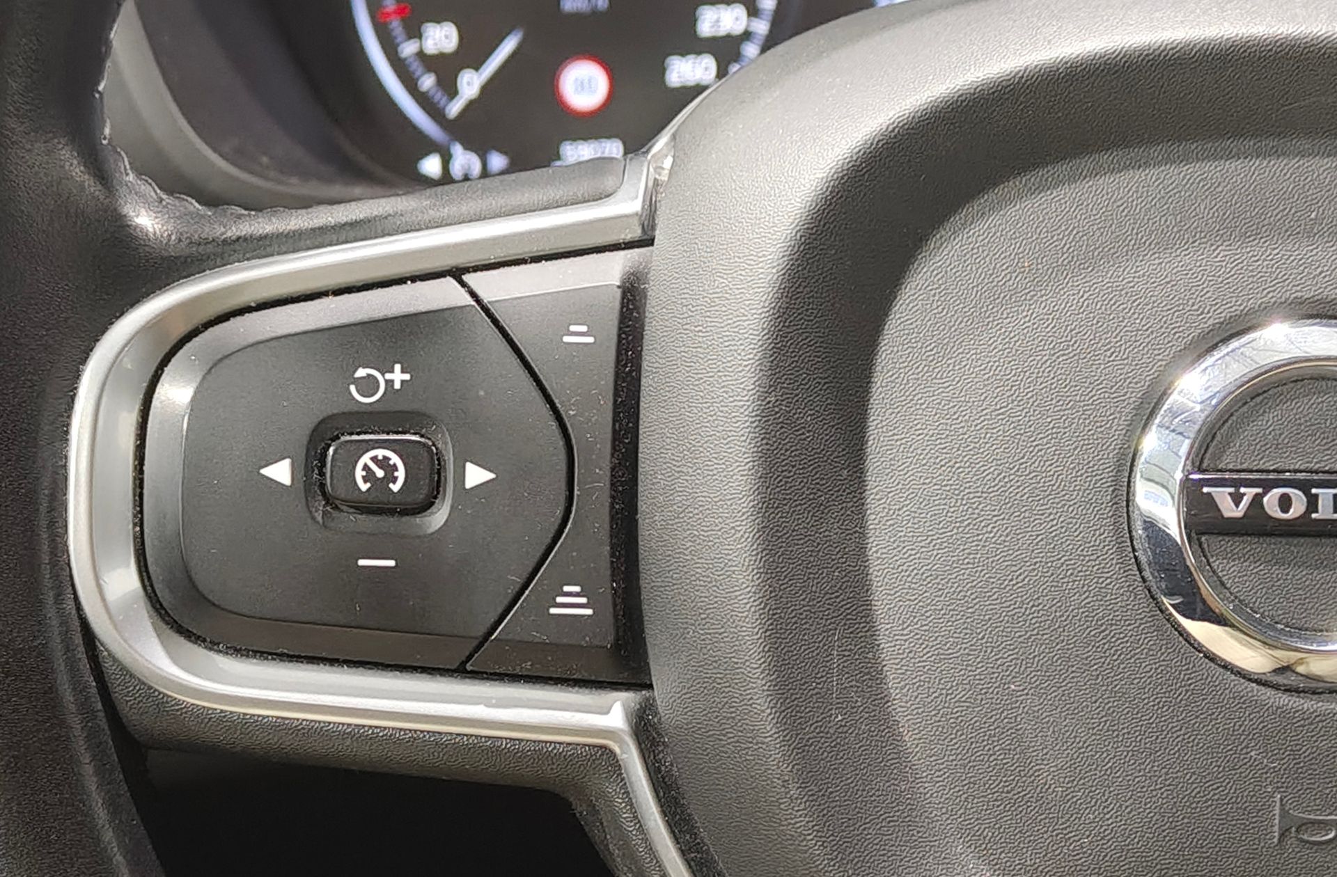 Volvo XC60 D4 Momentum - foto 28