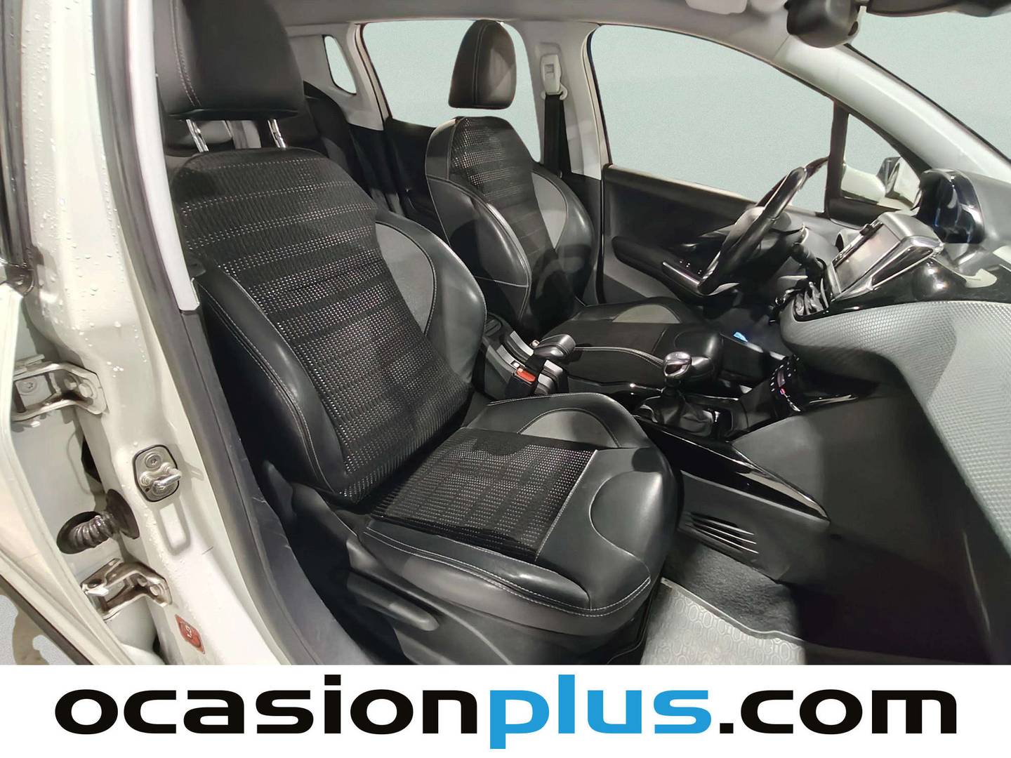 Foto Peugeot 2008 Peugeot 2008 BlueHDi 120 S&S Allure 88 kW (120 CV)