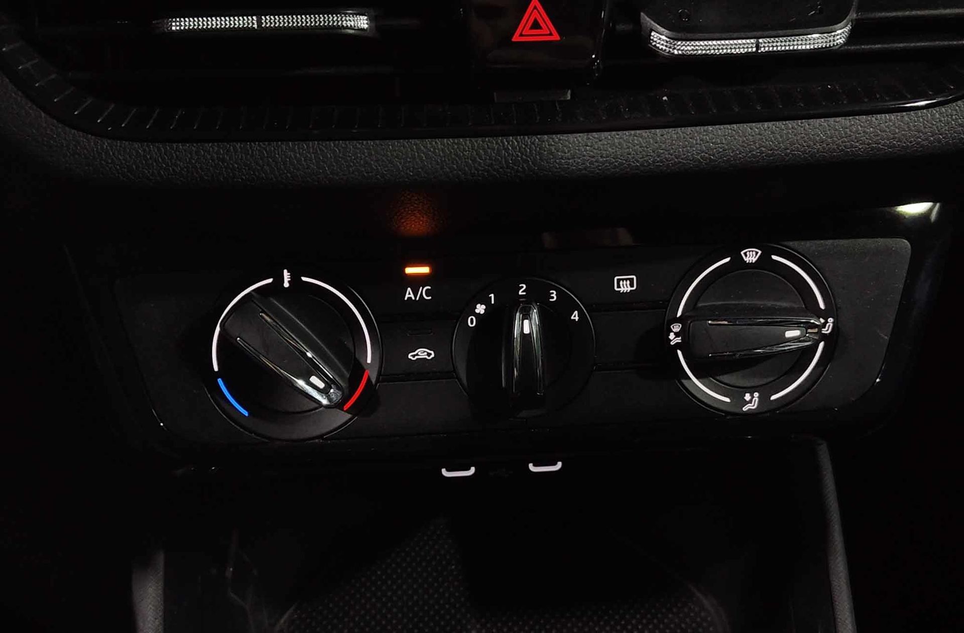 Škoda Fabia 1.0 TSI Selection - foto 28