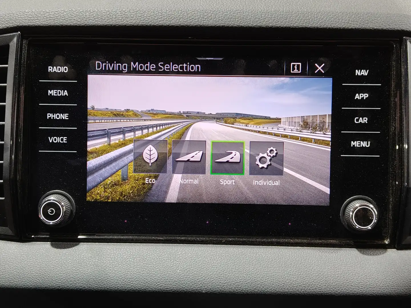 Foto Skoda Karoq Skoda Karoq 1.5 TSI ACT Sportline DSG (150 CV)