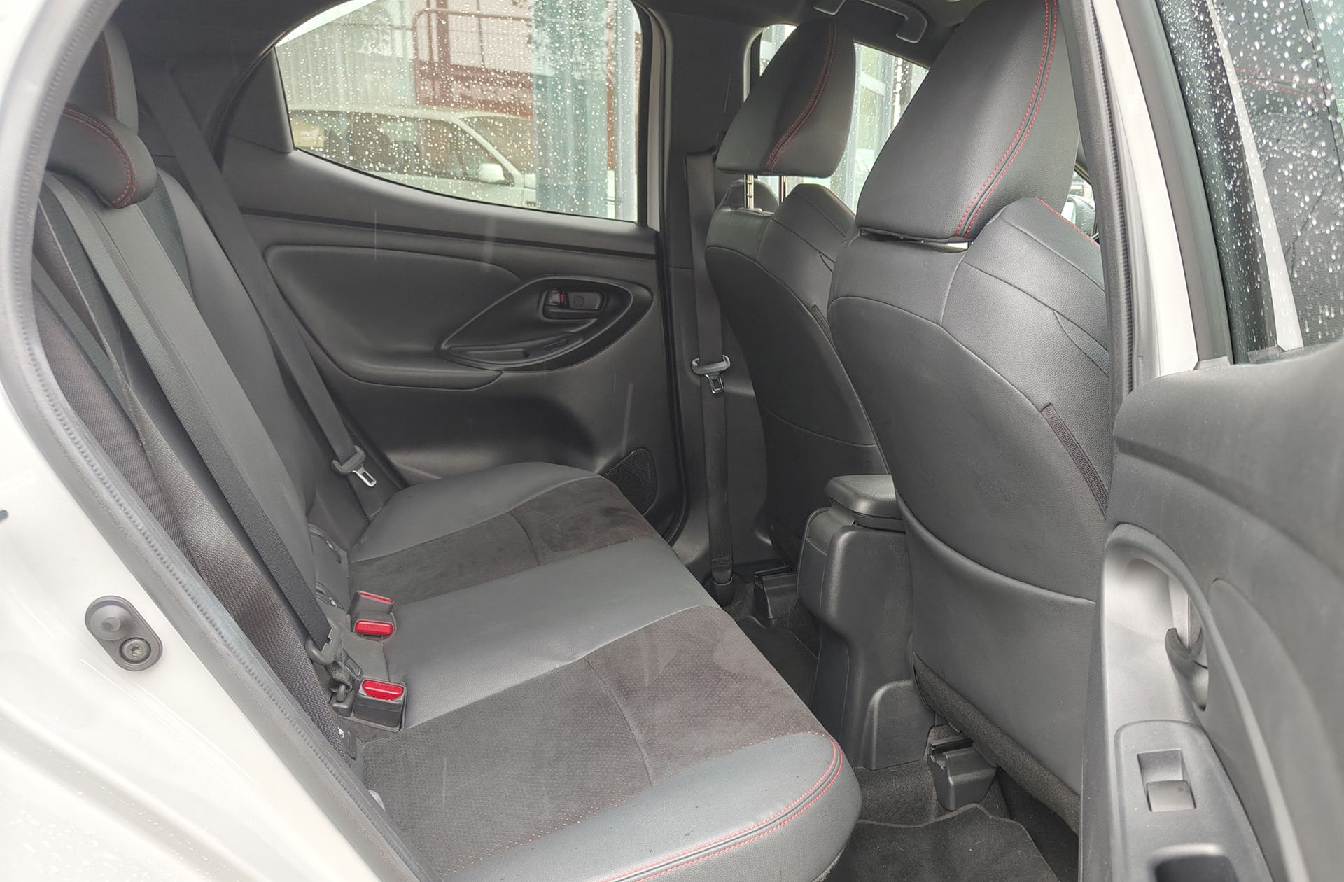 Toyota Yaris 130H GR Sport Plus - foto 17