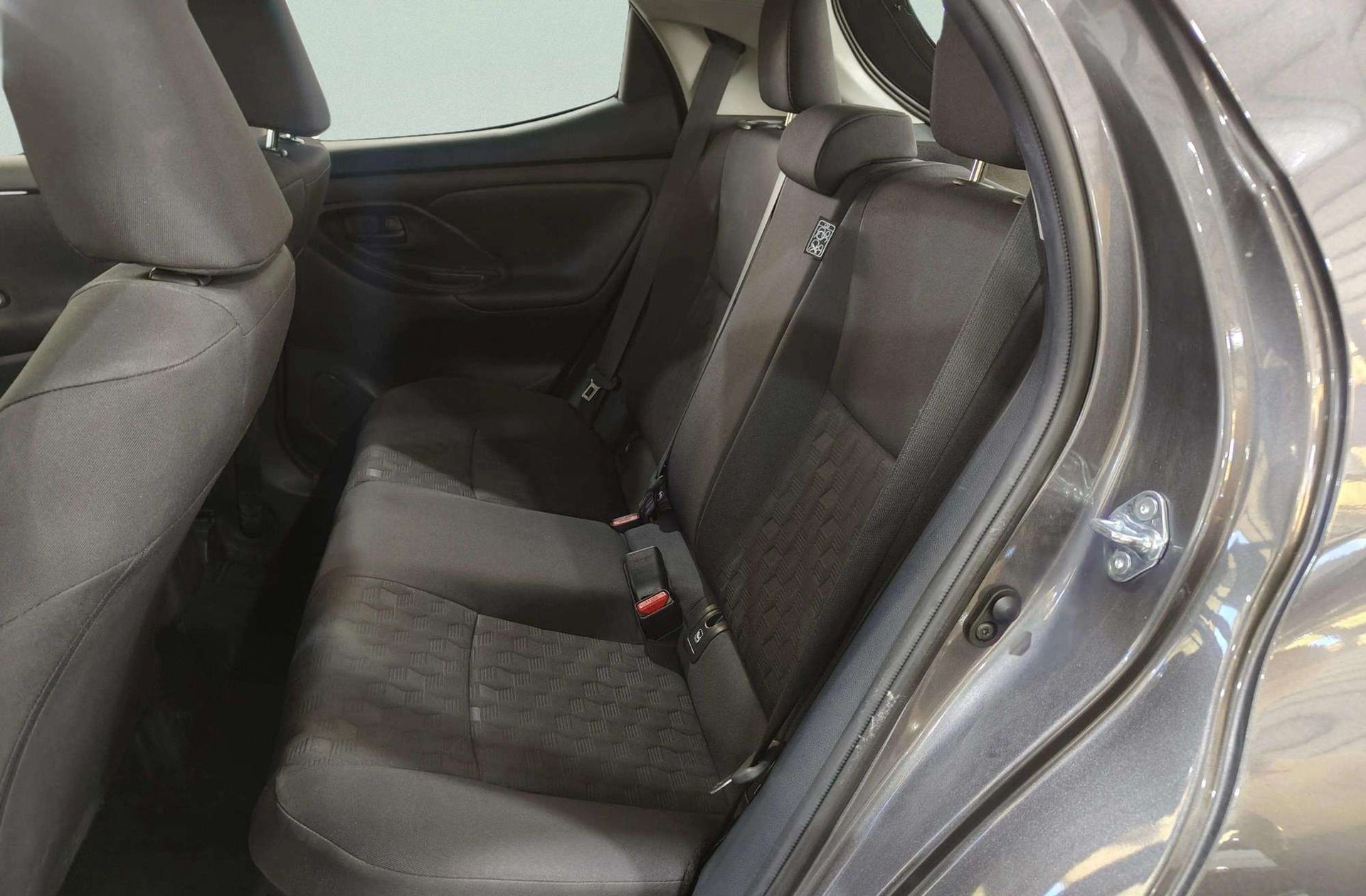 Toyota Yaris 120H Active Plus - foto 11