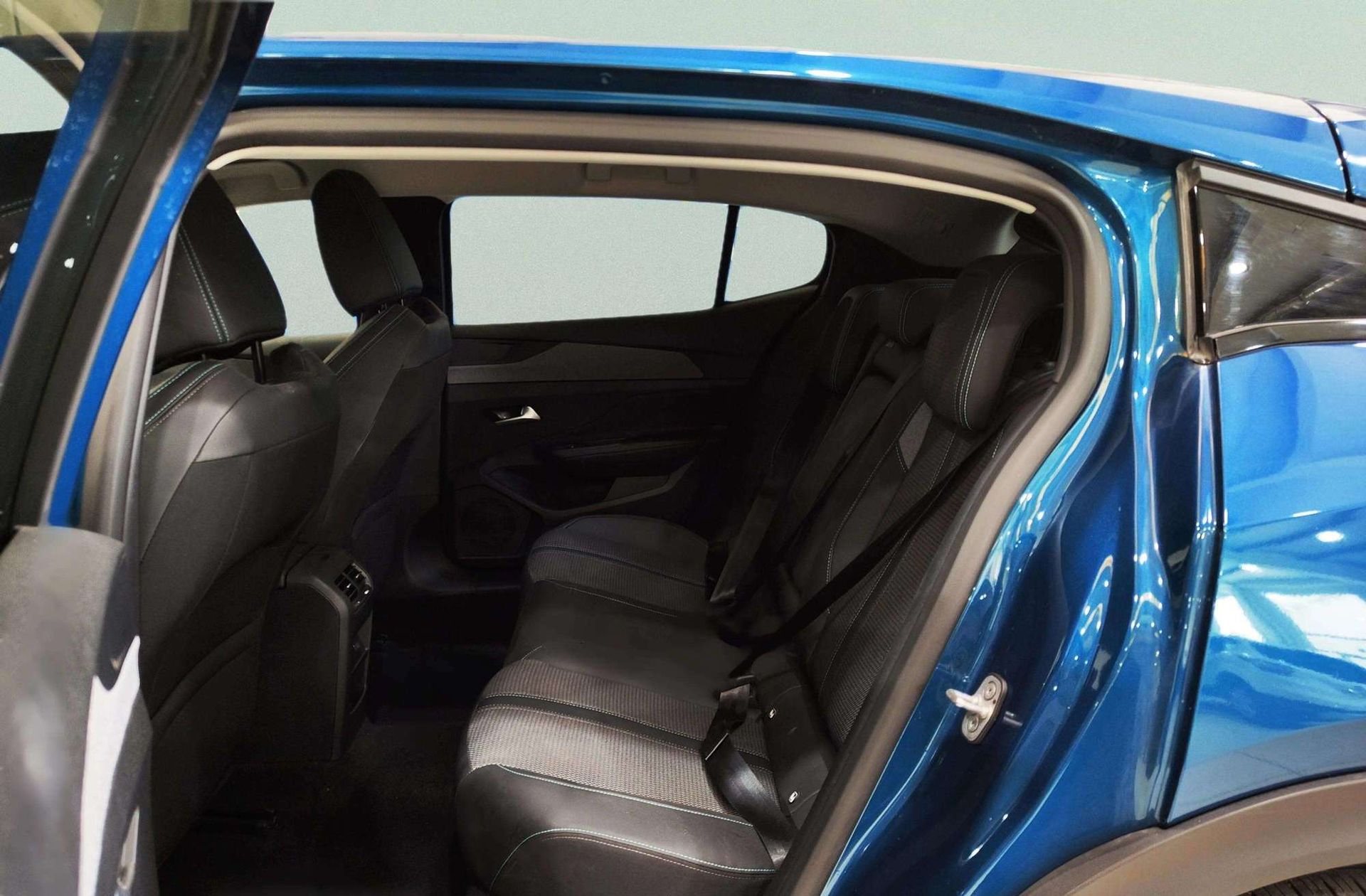 Peugeot 408 Allure Hybrid 145 eDCS6 - foto 11