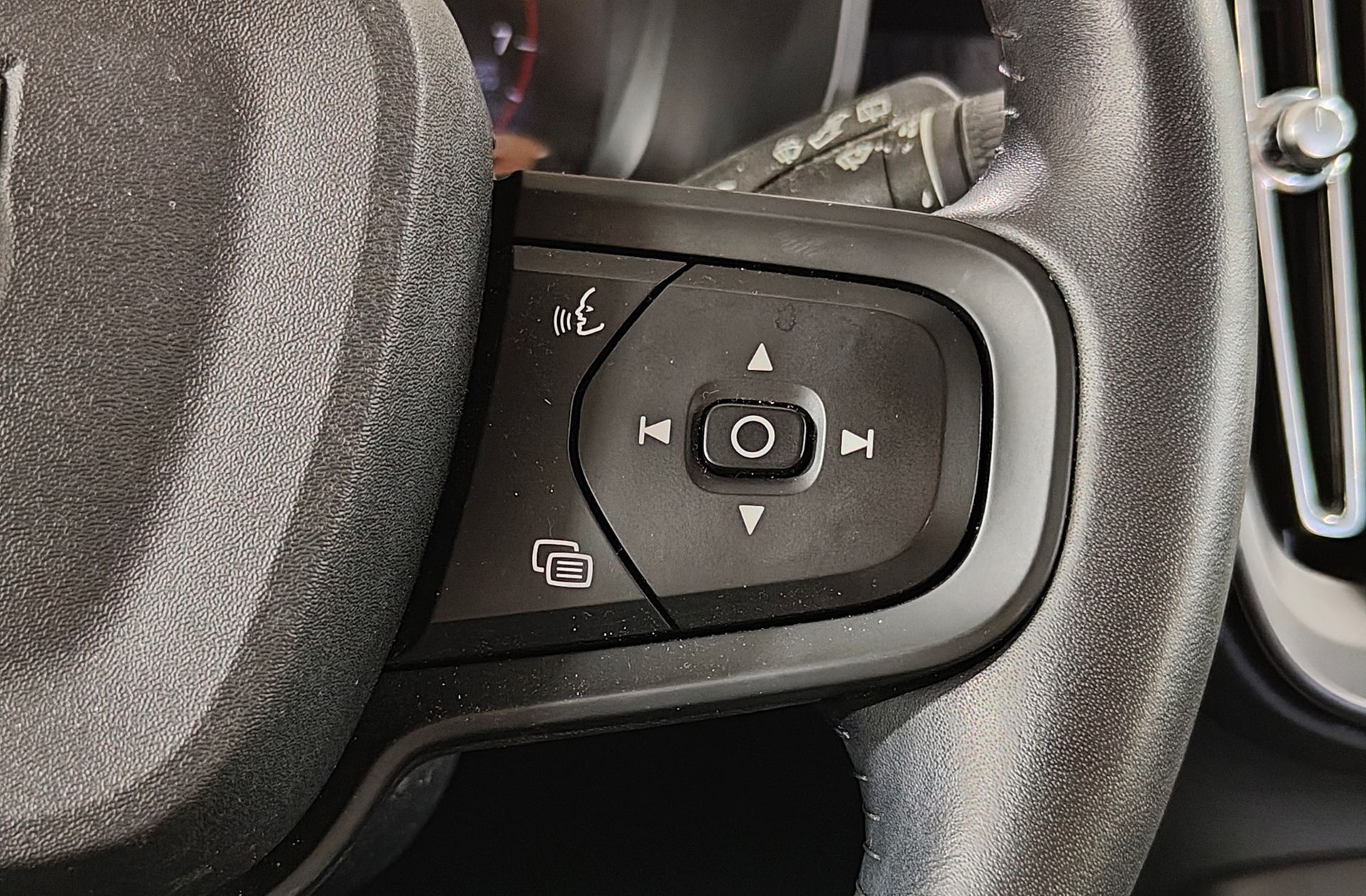 Volvo XC40 T2 Momentum Core - foto 30