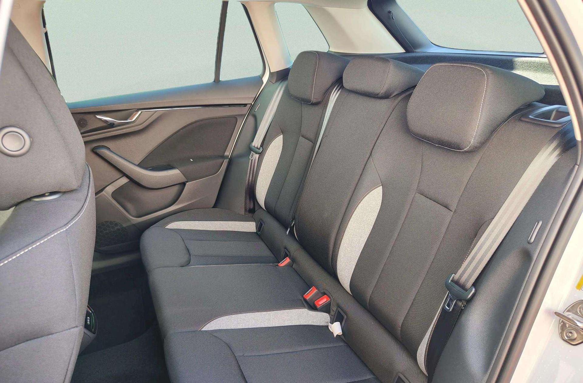 Škoda Kamiq 1.0 TSI Selection DSG - foto 13
