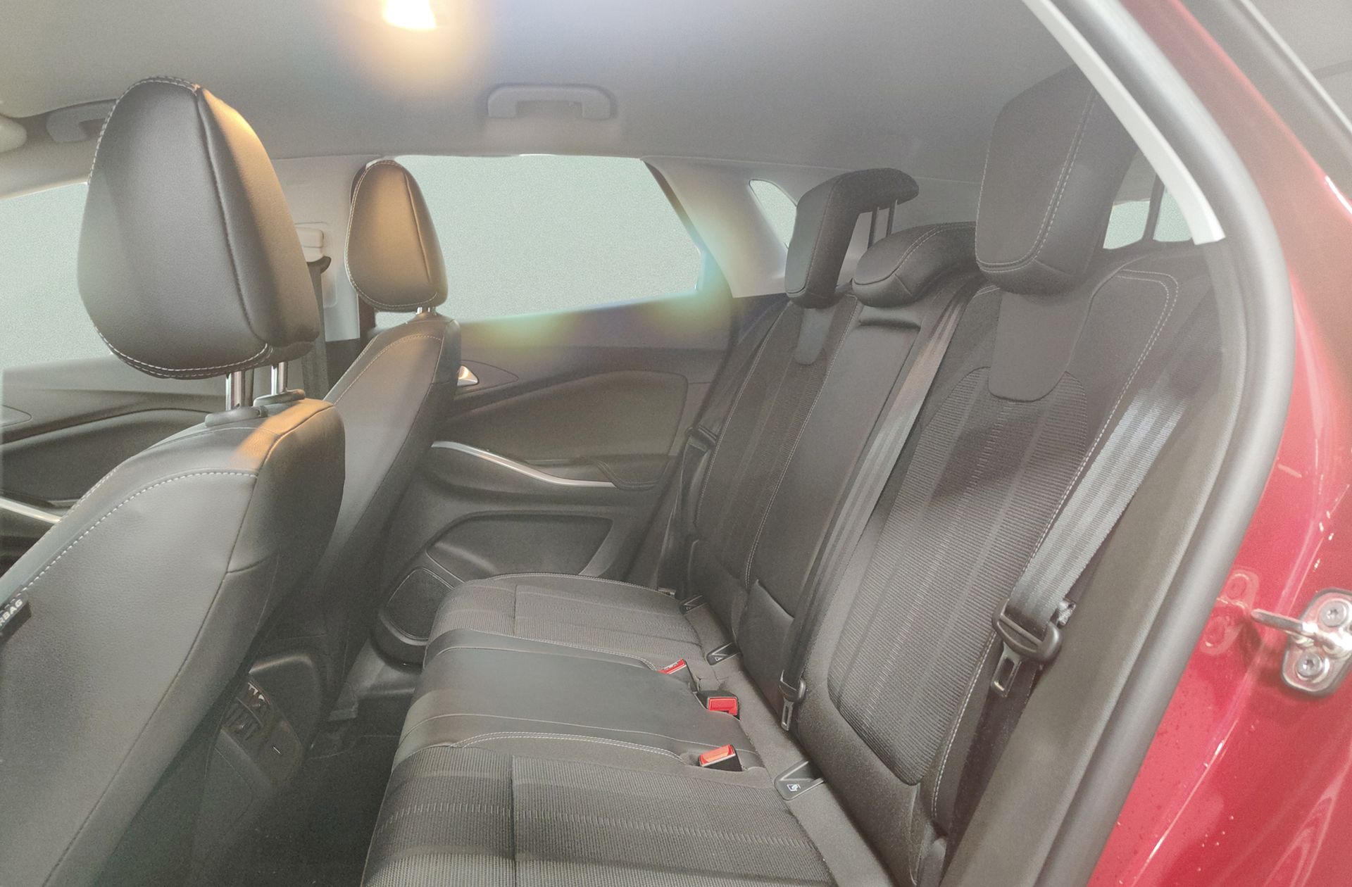 Opel Grandland 1.2T XHT Hybrid GS eDCT6 - foto 11