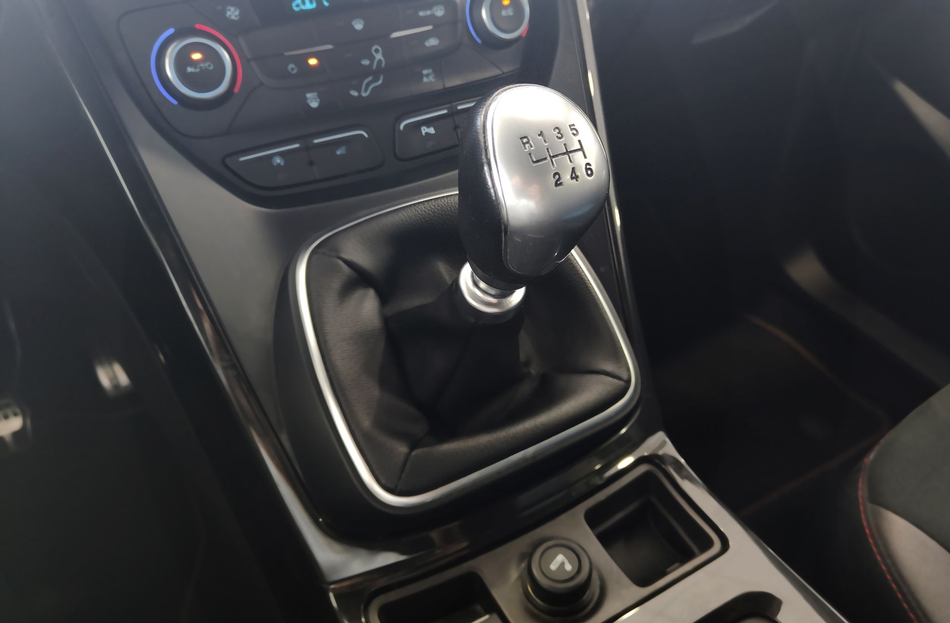 Ford Kuga 1.5 EcoBoost ST-Line Limited Edition 4x2 - foto 5