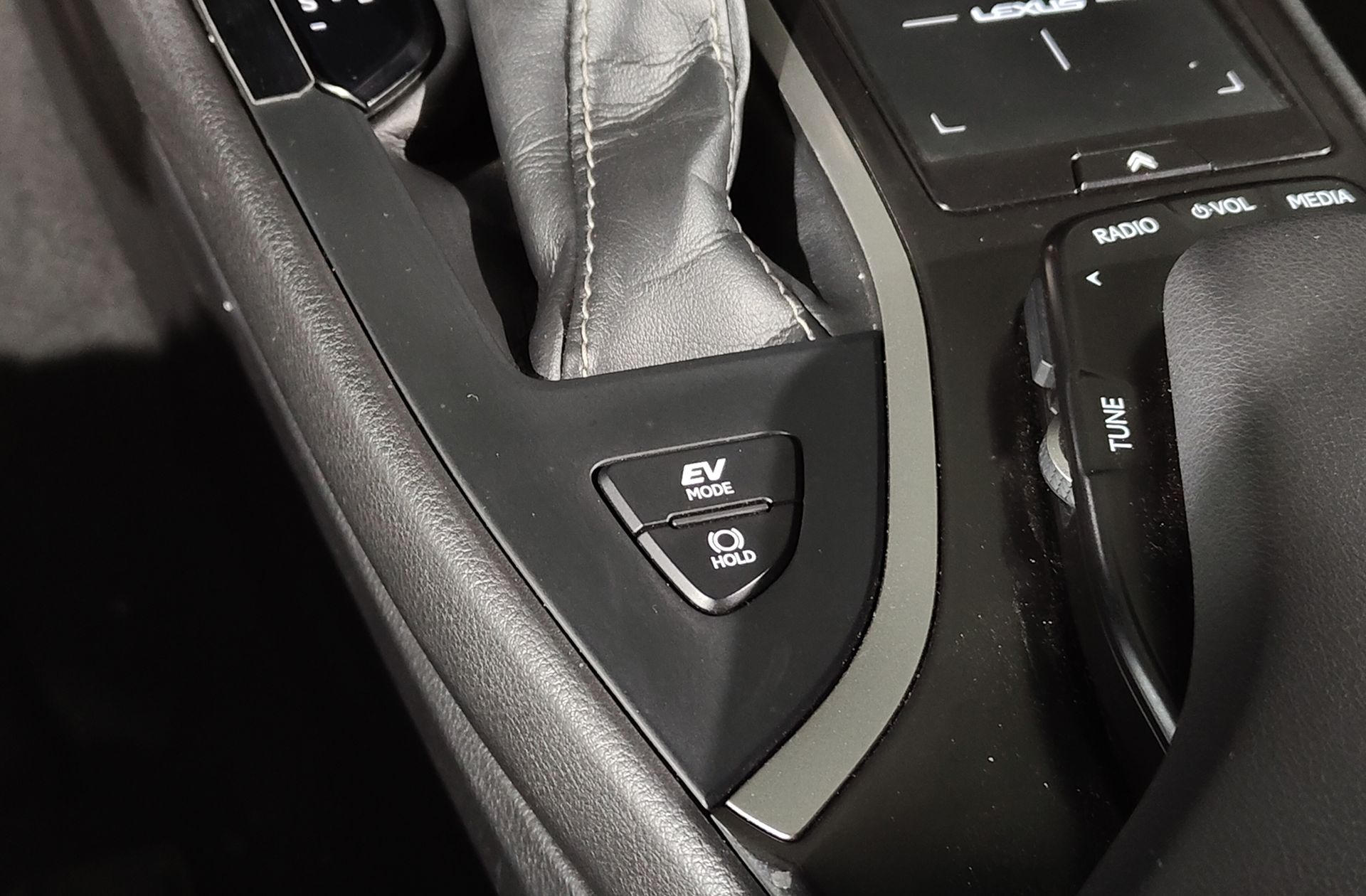 Lexus UX 250h Premium - foto 28
