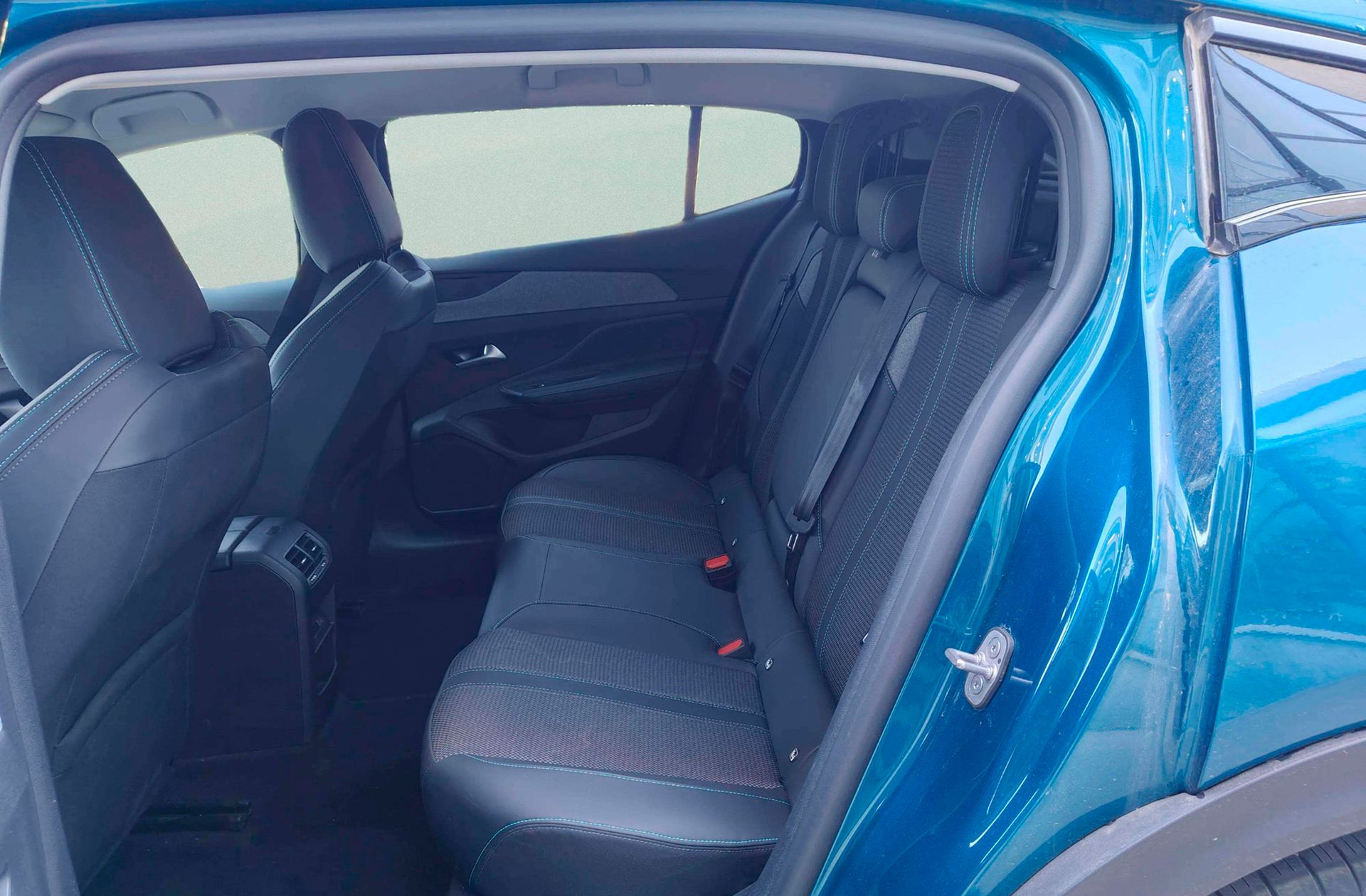 Peugeot 408 Allure Hybrid eDCS6 - foto 11