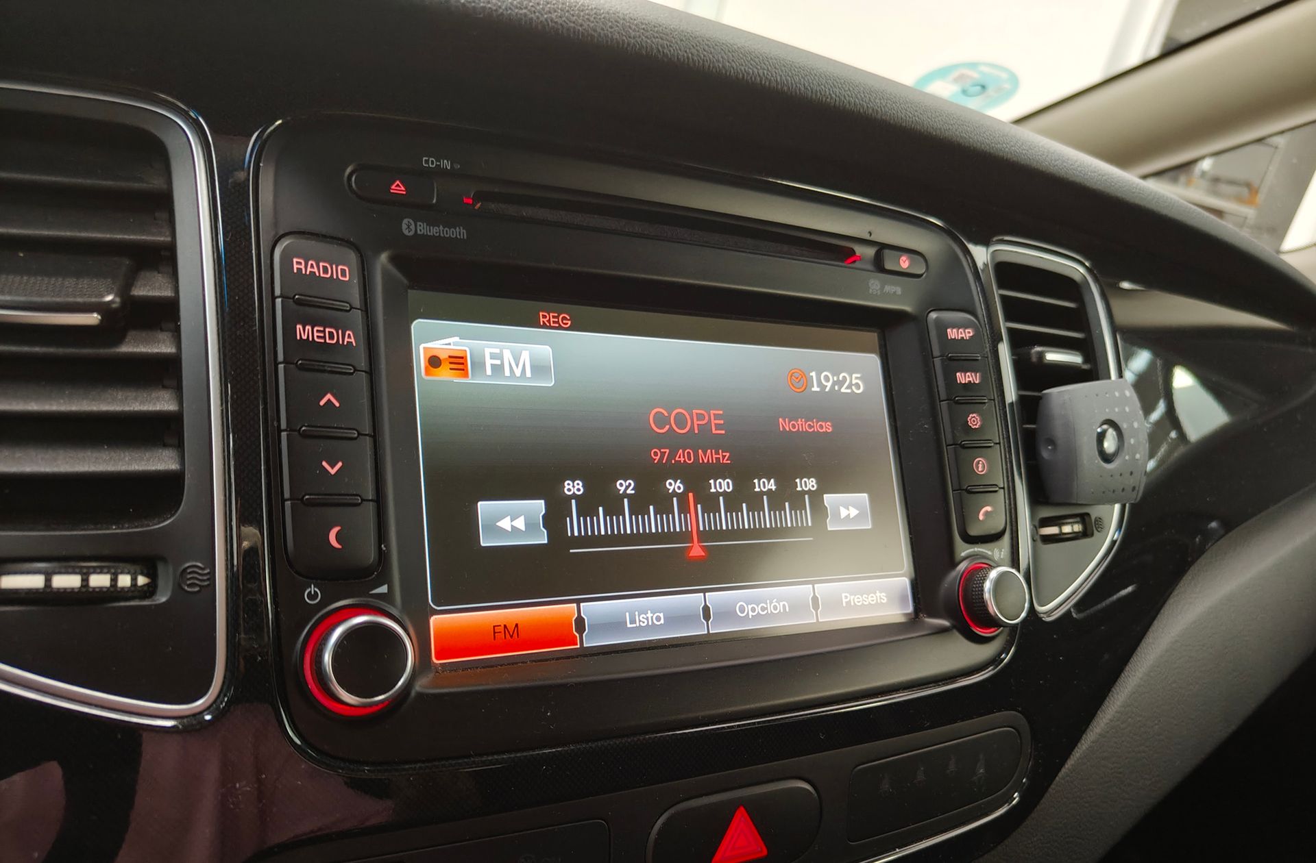 Kia Carens 1.6 GDi Uefa Euro 2016 Eco-Dynamics - foto 32