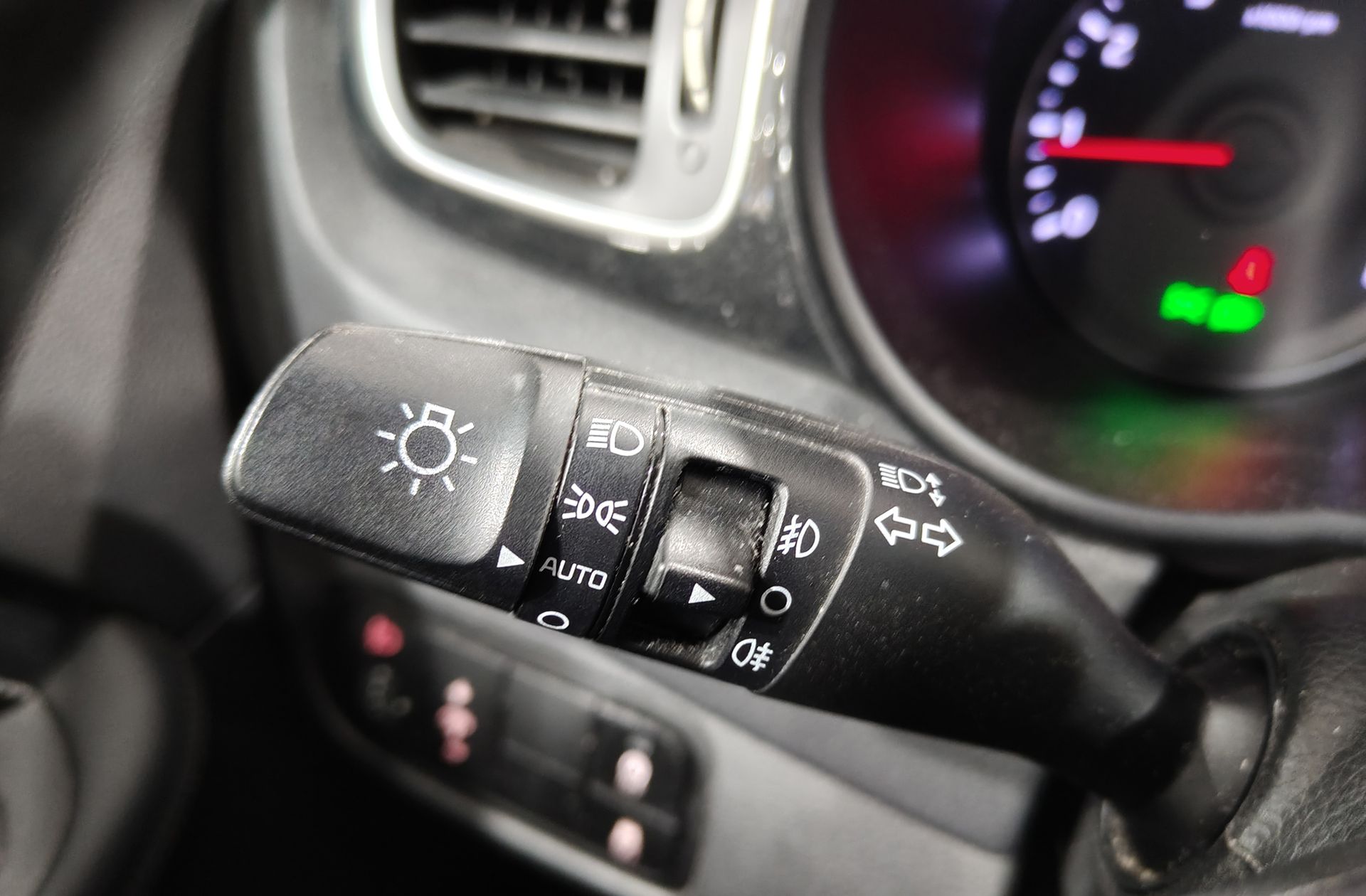 Kia Carens 1.6 GDi Uefa Euro 2016 Eco-Dynamics - foto 26