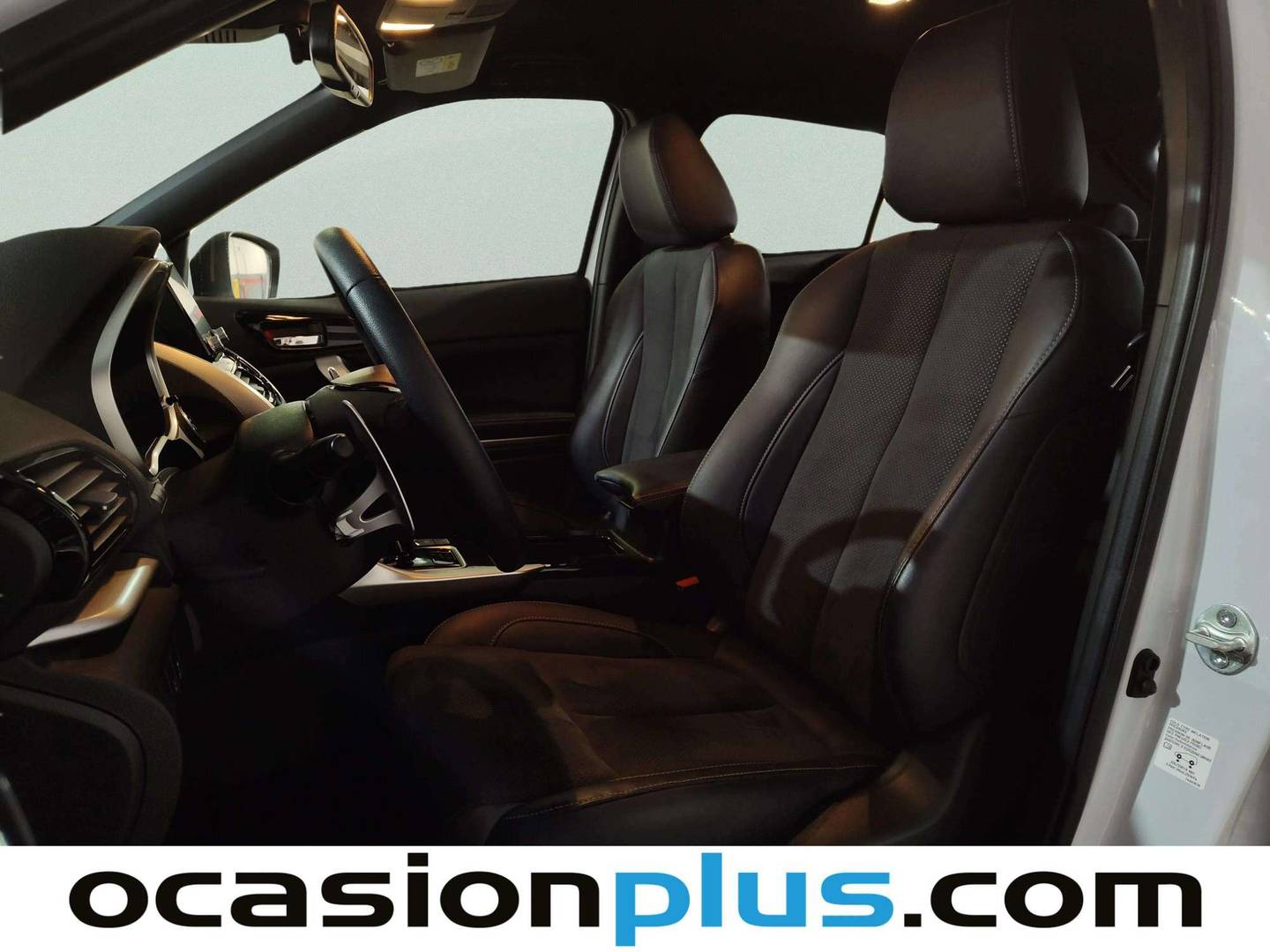 Foto asientos delanteros Mitsubishi Eclipse Cross Mitsubishi Eclipse Cross 2.4 PHEV Kaiteki 4WD Auto (188 CV)