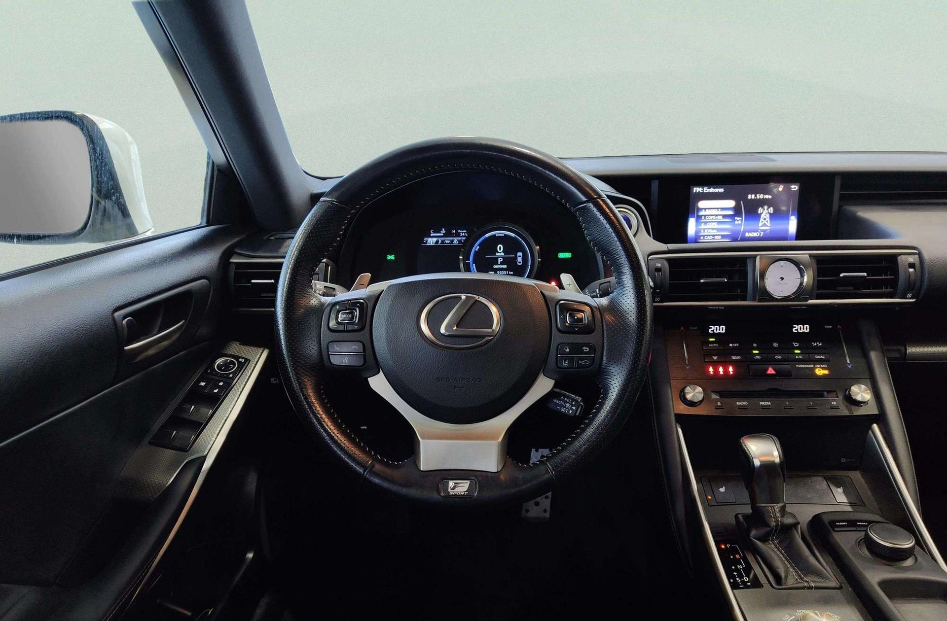 Lexus IS 300h F-Sport - foto 30