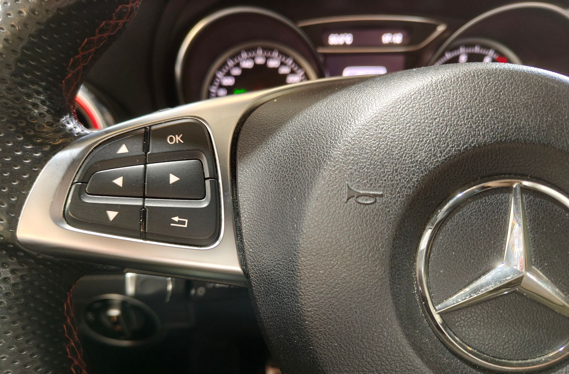 Mercedes-Benz GLA 200 Pack AMG - foto 28