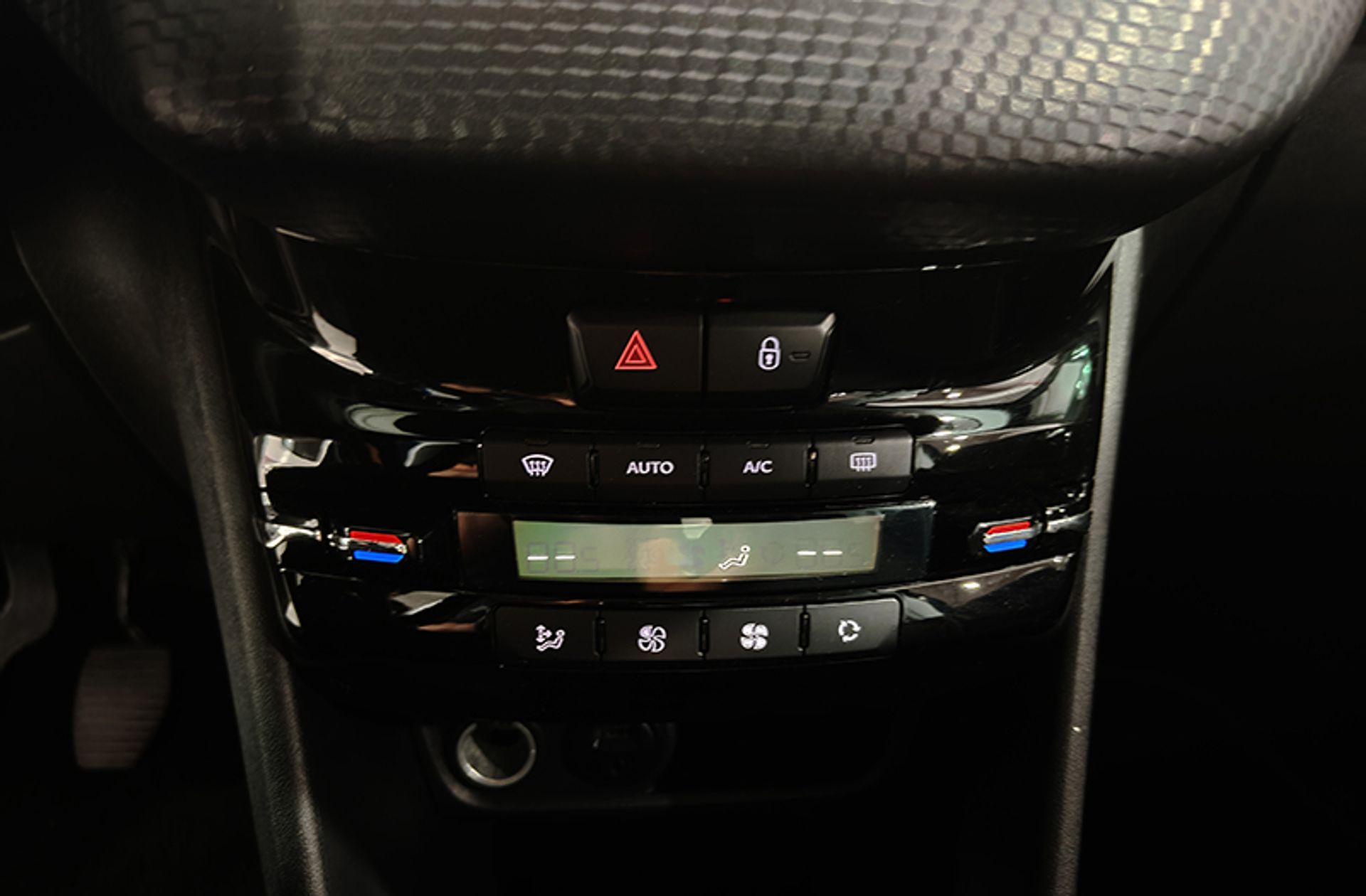 Peugeot 208 1.2L PureTech Allure - foto 24