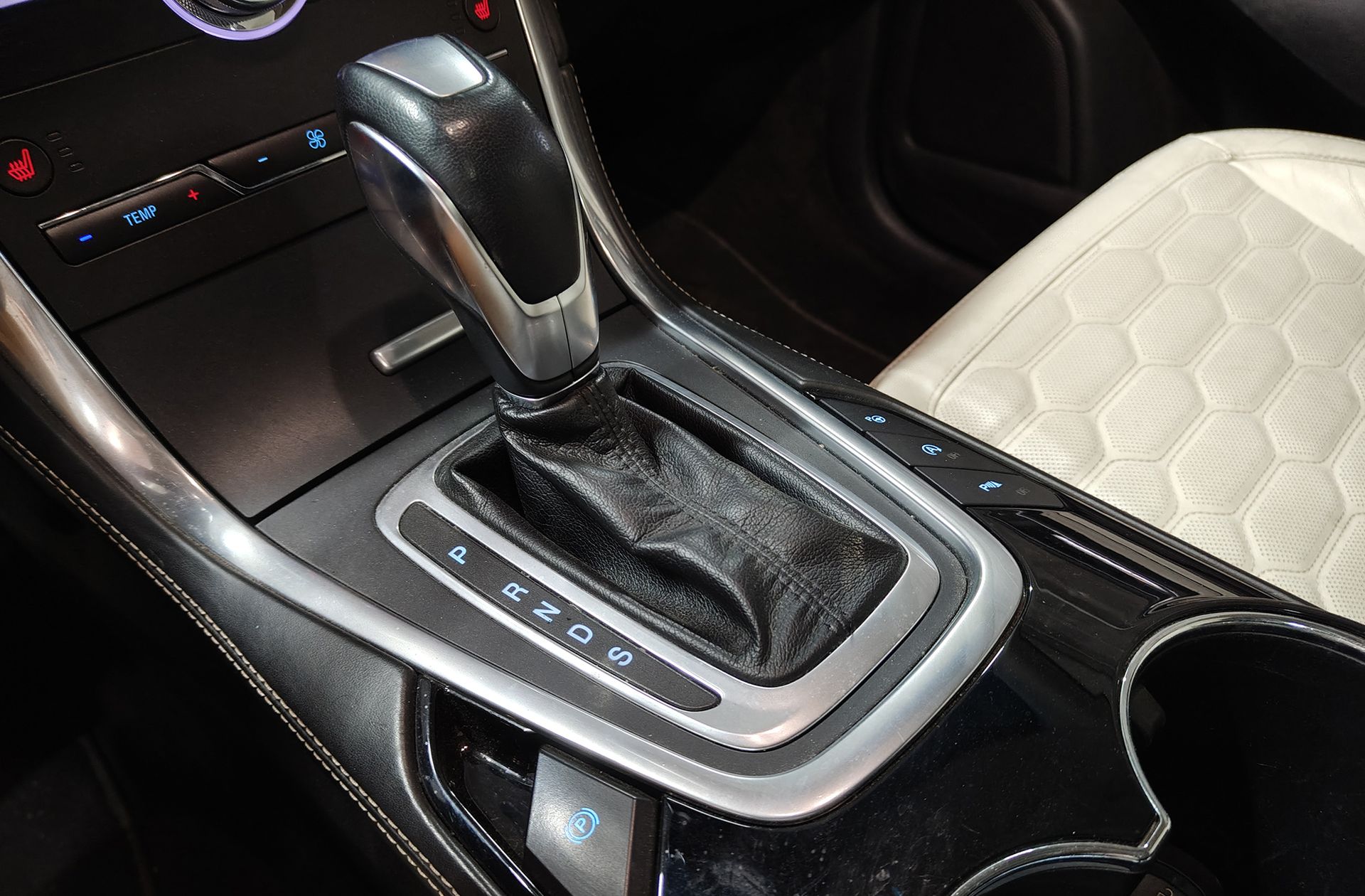 Ford Edge 2.0 TDCi Vignale 4x4 PowerShift - foto 6