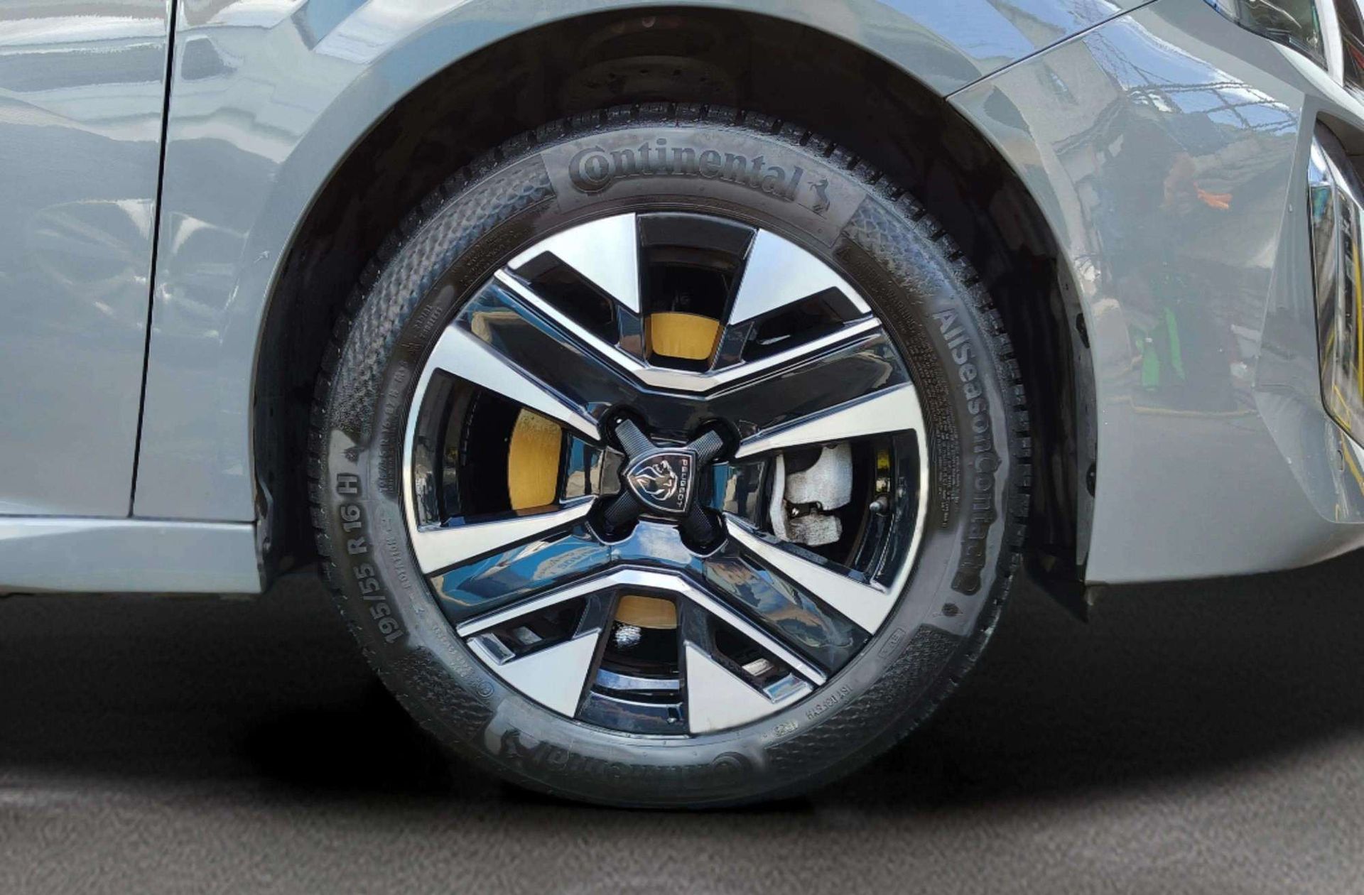 Peugeot 208 Allure Hybrid eDCS6 - foto 46