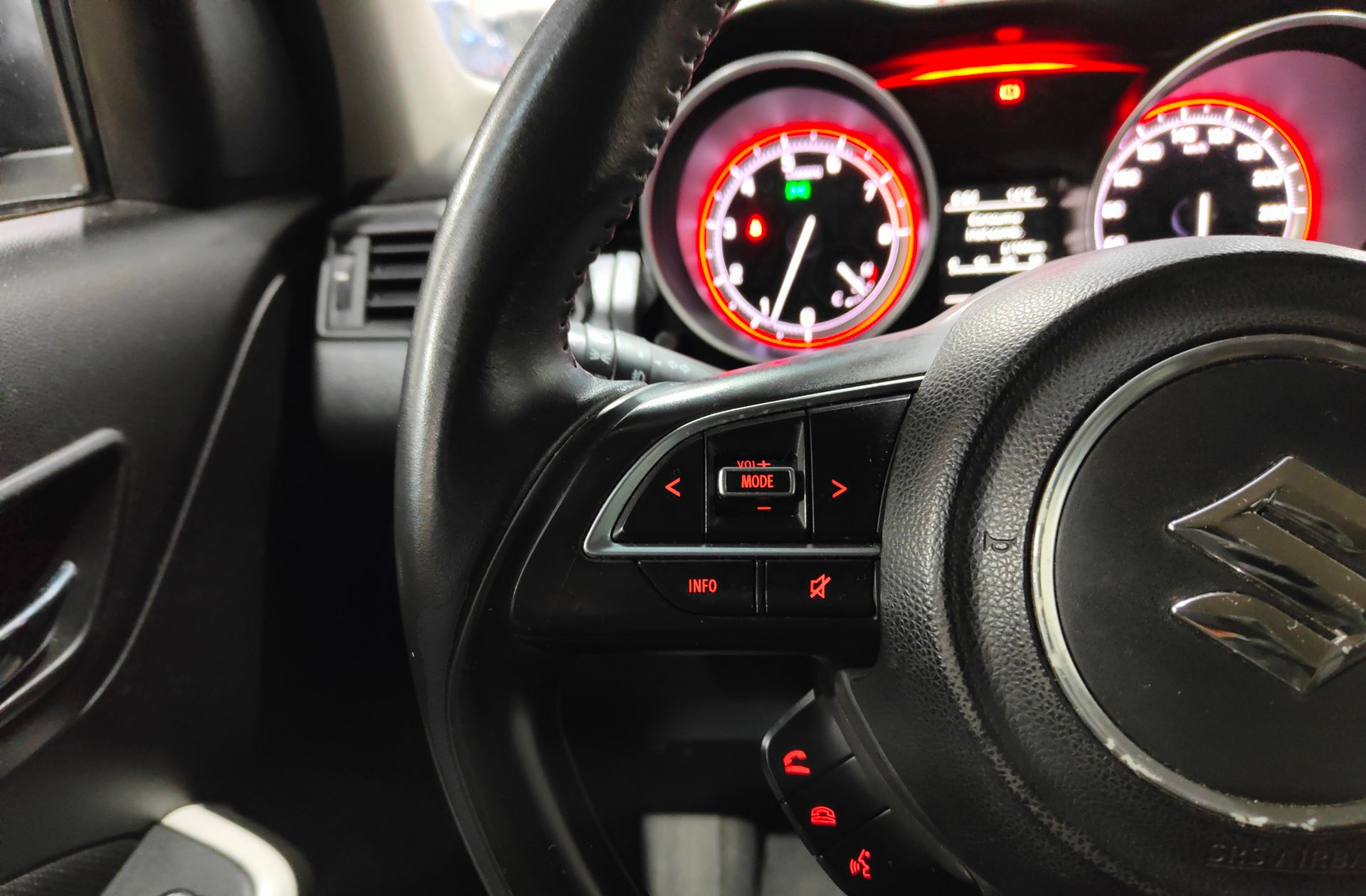 Suzuki Swift 1.2 GLE Mild Hybrid - foto 22