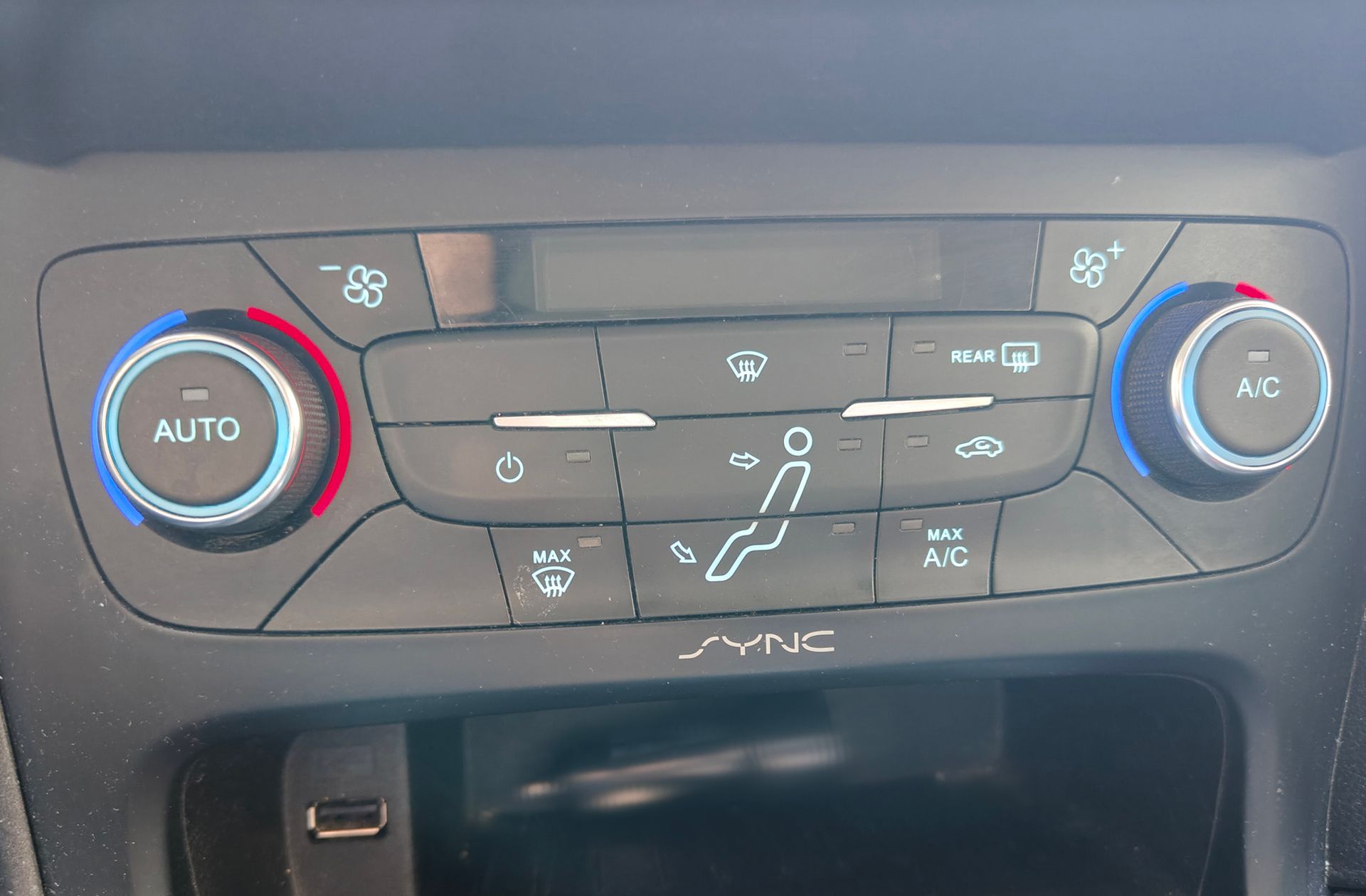 Ford Focus SportBreak 1.0 EcoBoost Business - foto 32