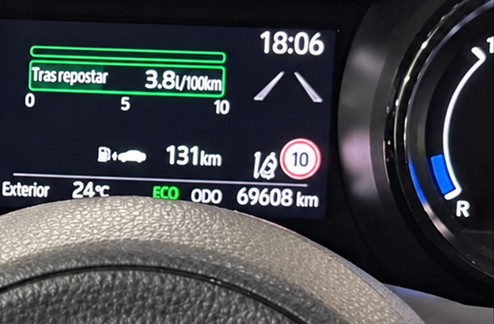 Toyota Yaris 120H Style - foto 9