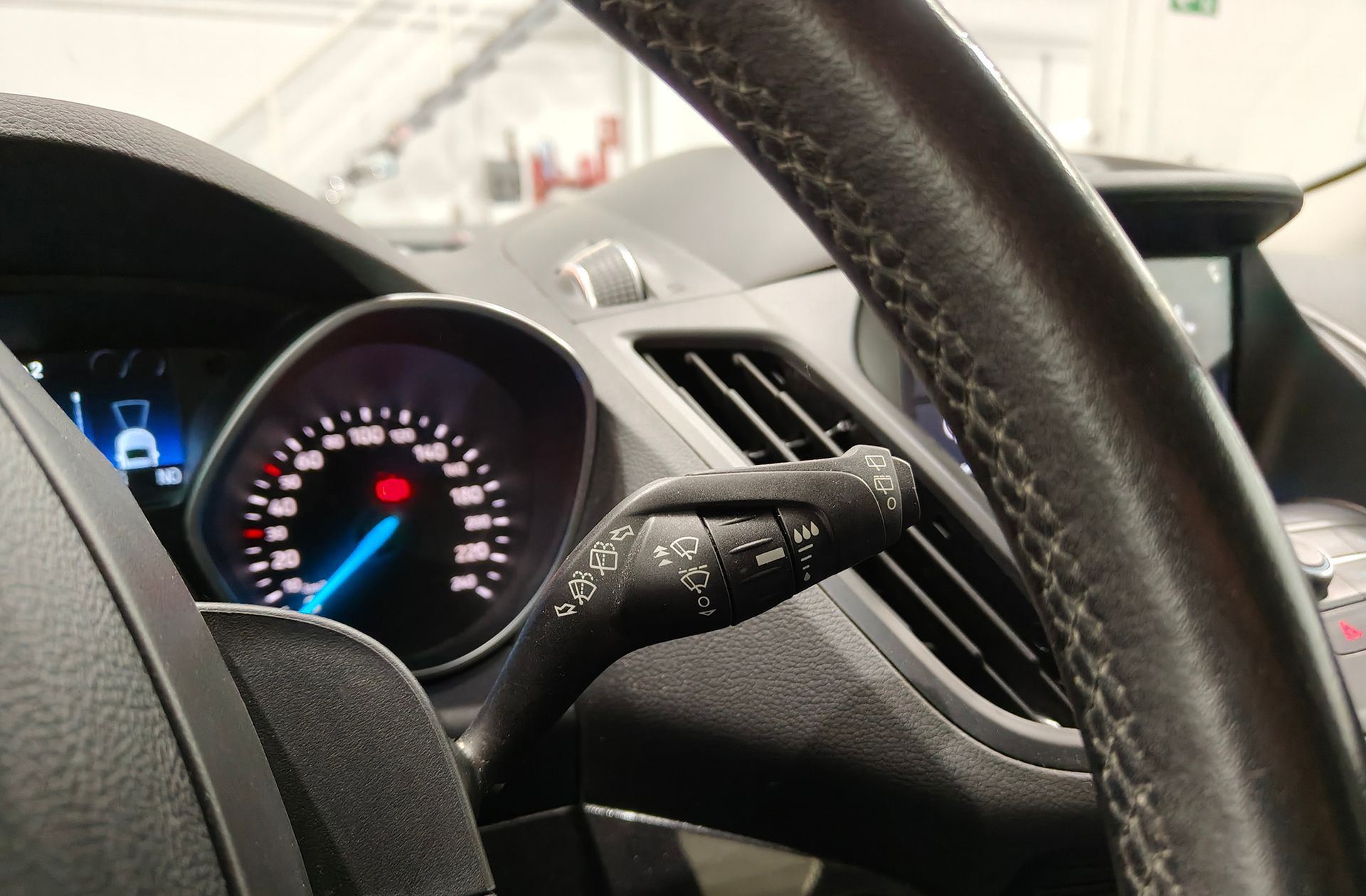 Ford Kuga 1.5 EcoBoost Trend+ 4x4 - foto 31