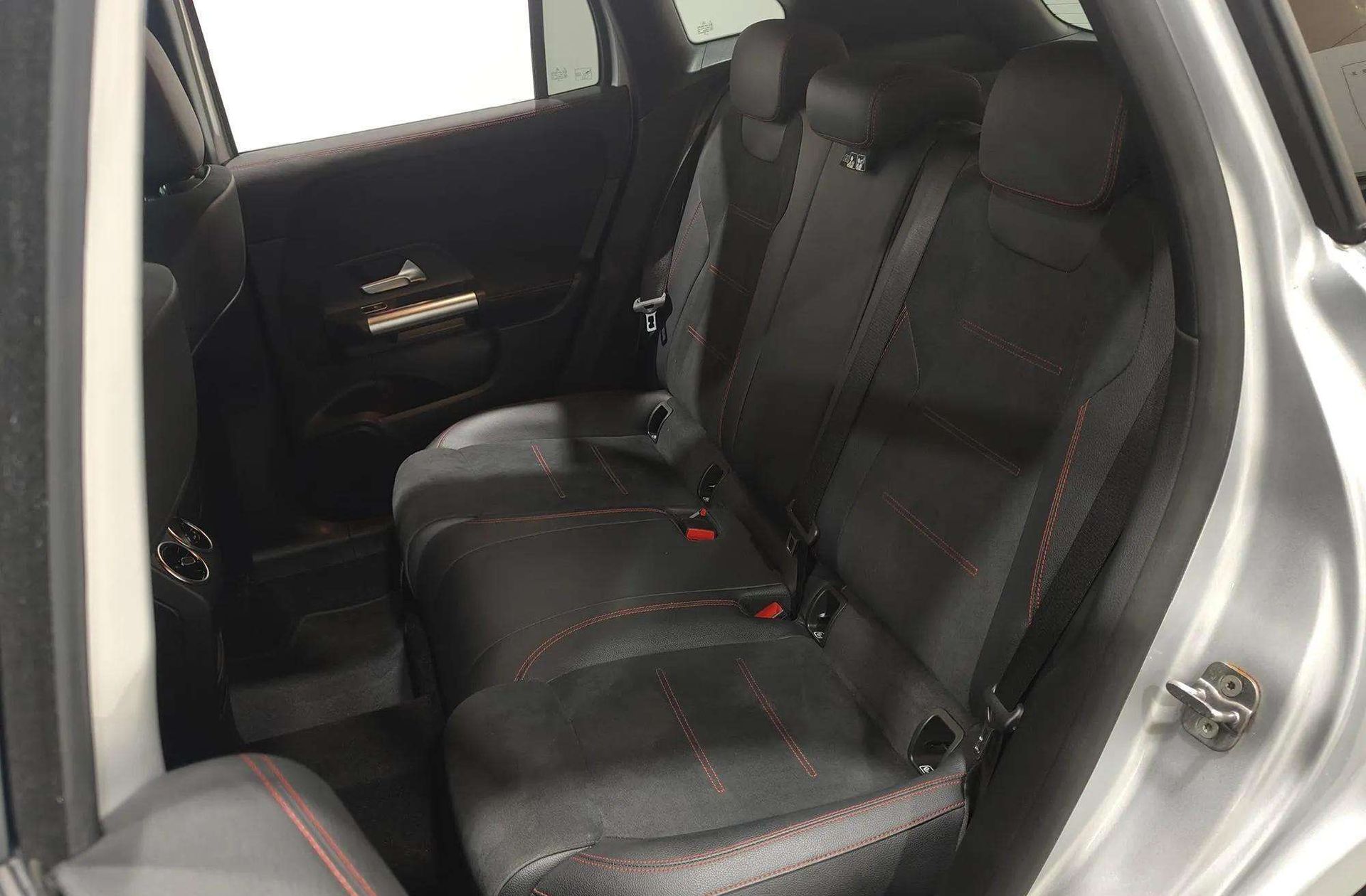 Mercedes-Benz GLA 200 d Pack AMG - foto 15