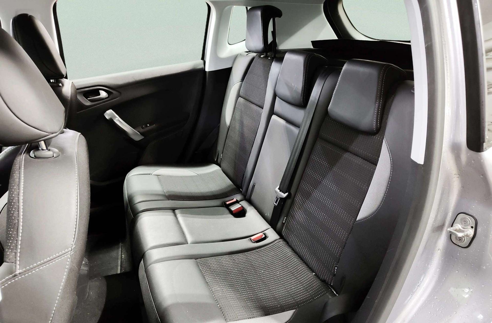 Peugeot 2008 PureTech 110 Allure EAT6 - foto 14