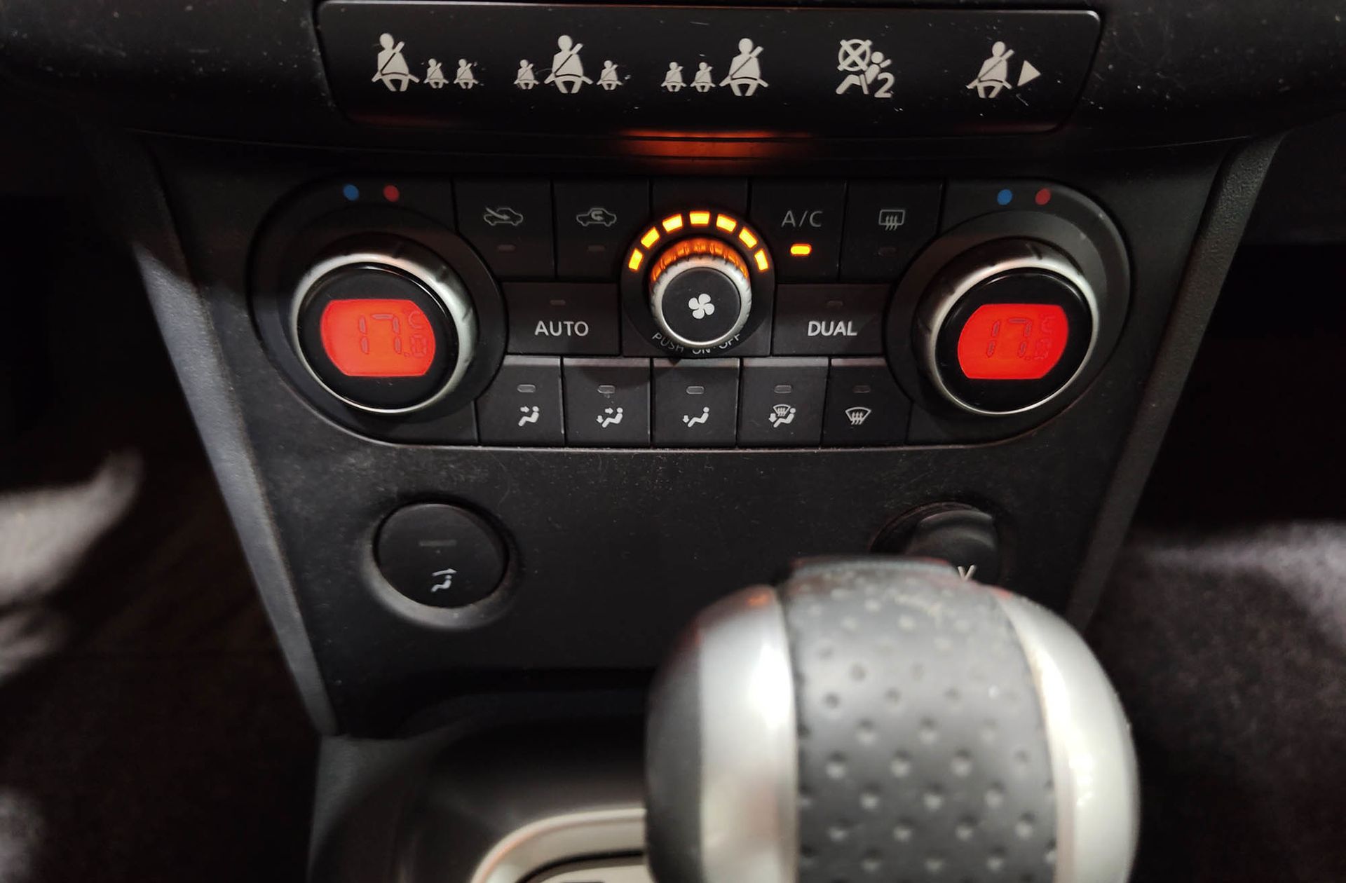 Nissan Qashqai 2.0 Tekna Premium 4x4 - foto 29