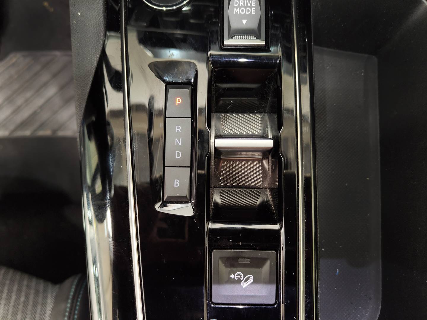 Foto Peugeot 3008 Hybrid Peugeot 3008 Hybrid 300 Allure Pack e-EAT8 (300 CV)