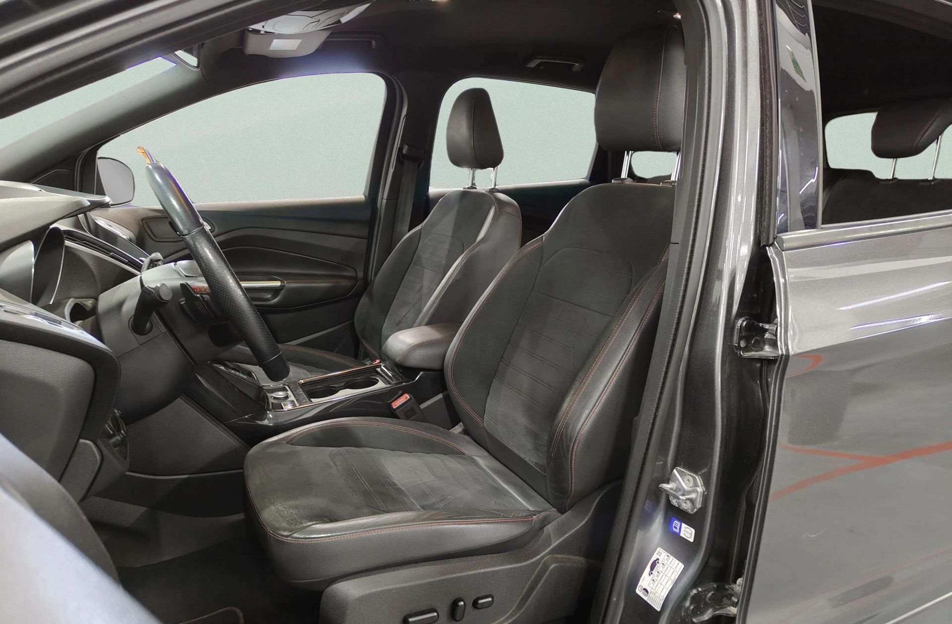 Ford Kuga 2.0 TDCi ST-Line Limited Edition 4x2 - foto 12