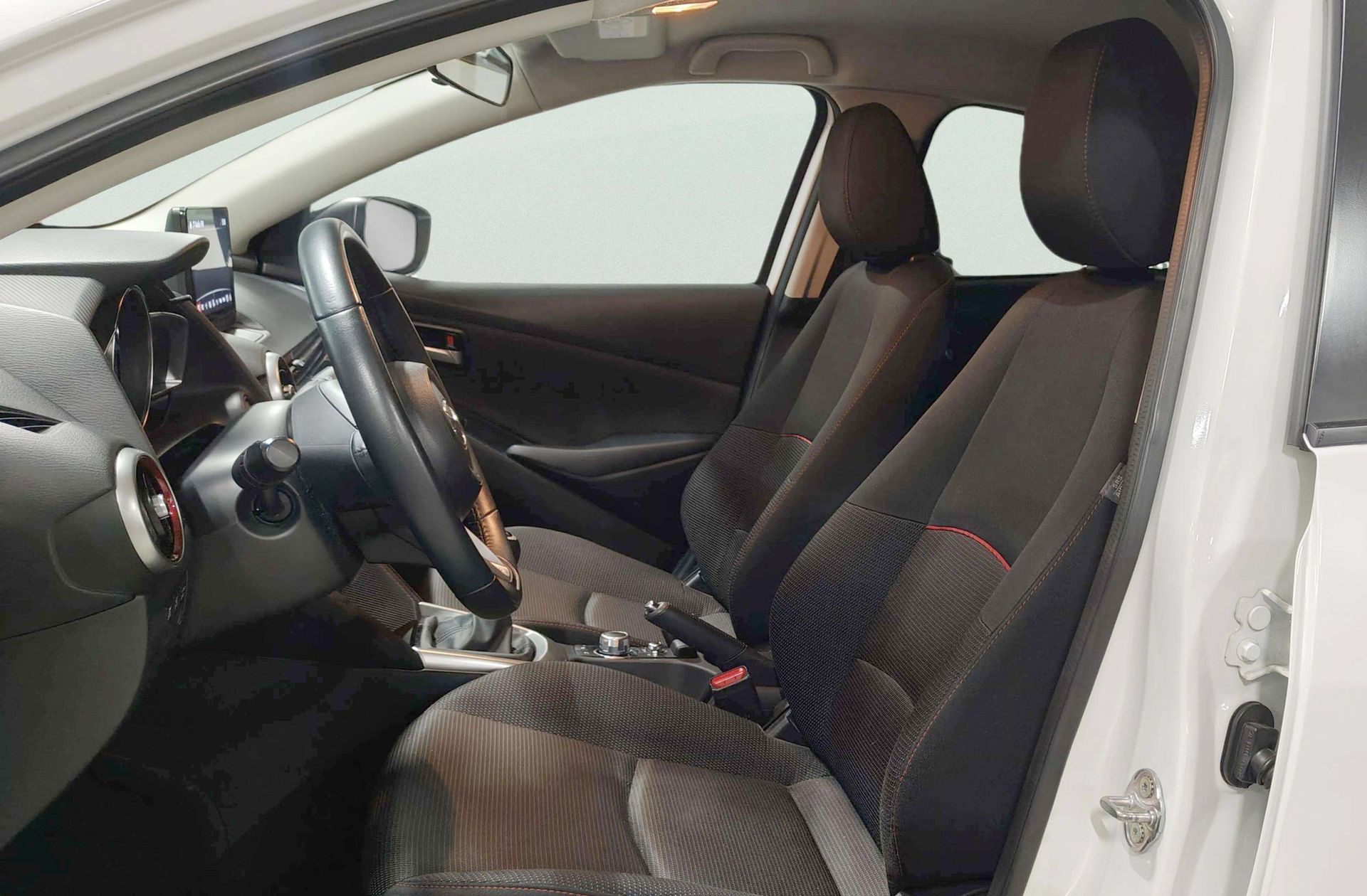 Mazda Mazda2 1.5 GE Black Tech Edition - foto 11