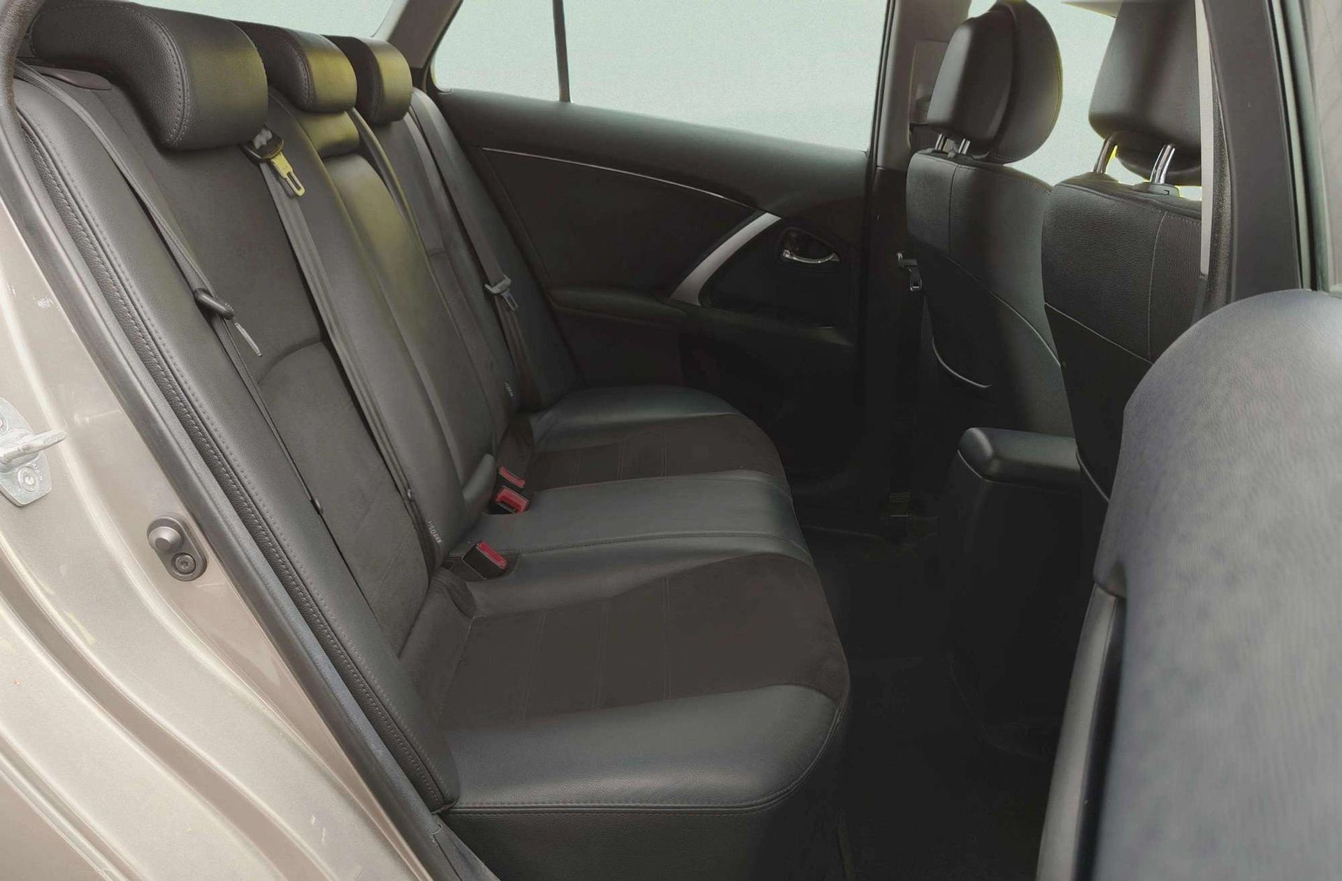 Toyota Avensis 120D Cross Sport Advance - foto 16