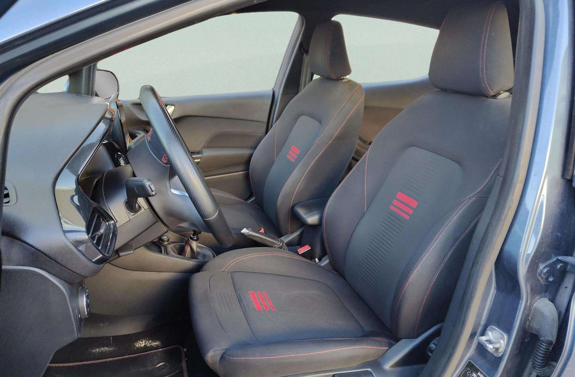 Ford Fiesta 1.0 EcoBoost MHEV ST-Line - foto 13