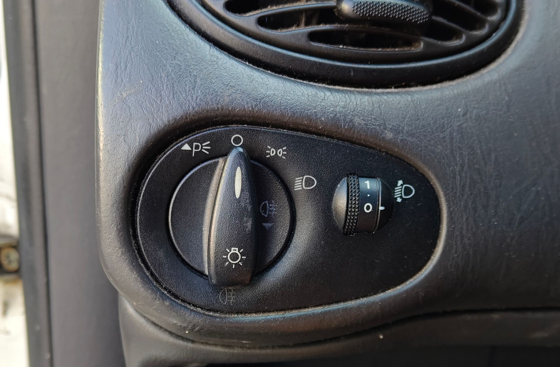 Ford Focus 1.6 Trend - foto 10