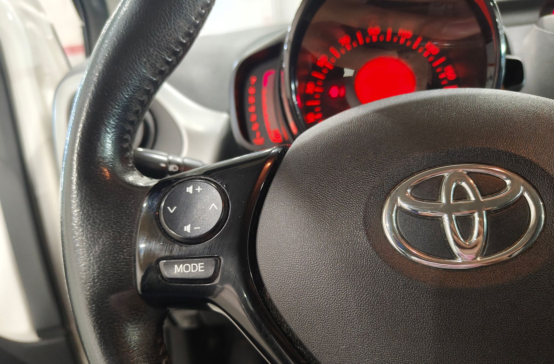 Toyota Aygo 1.0 70 x-play - foto 21