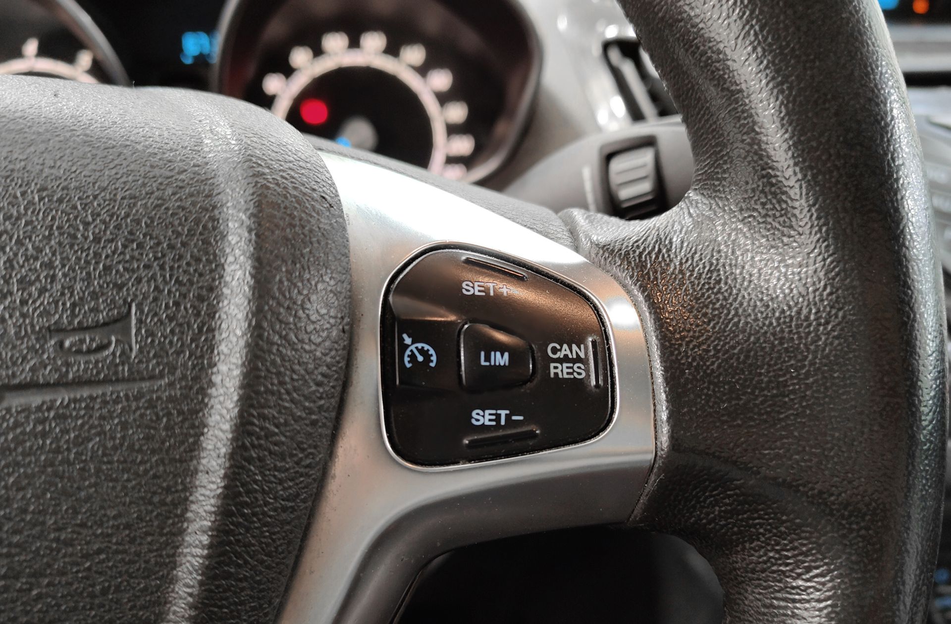 Ford Tourneo Courier 1.0 EcoBoost Titanium - foto 23