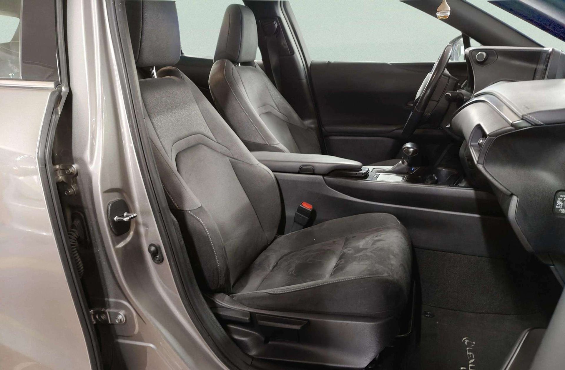 Lexus UX 250h Business 2WD - foto 17