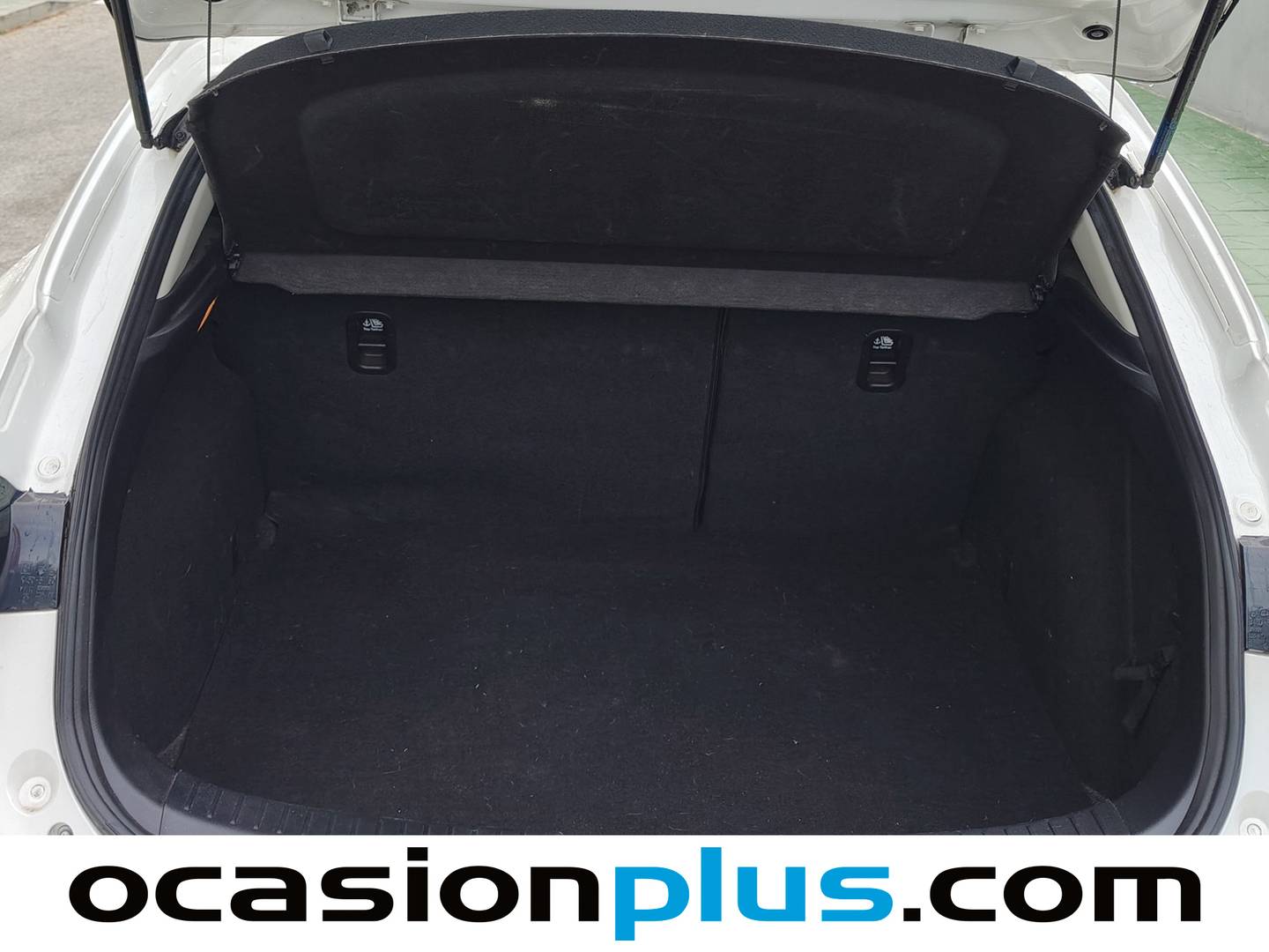 Fotos maletero Mazda Mazda3 Mazda Mazda 3 2.0 GE Black Tech Edition MT (120 CV)