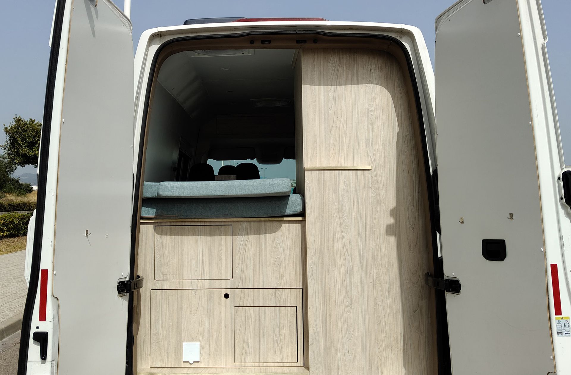 Volkswagen Crafter 35 Furgón Batalla Media L3H3 2.0 TDI 4 plazas Camperizada - foto 12