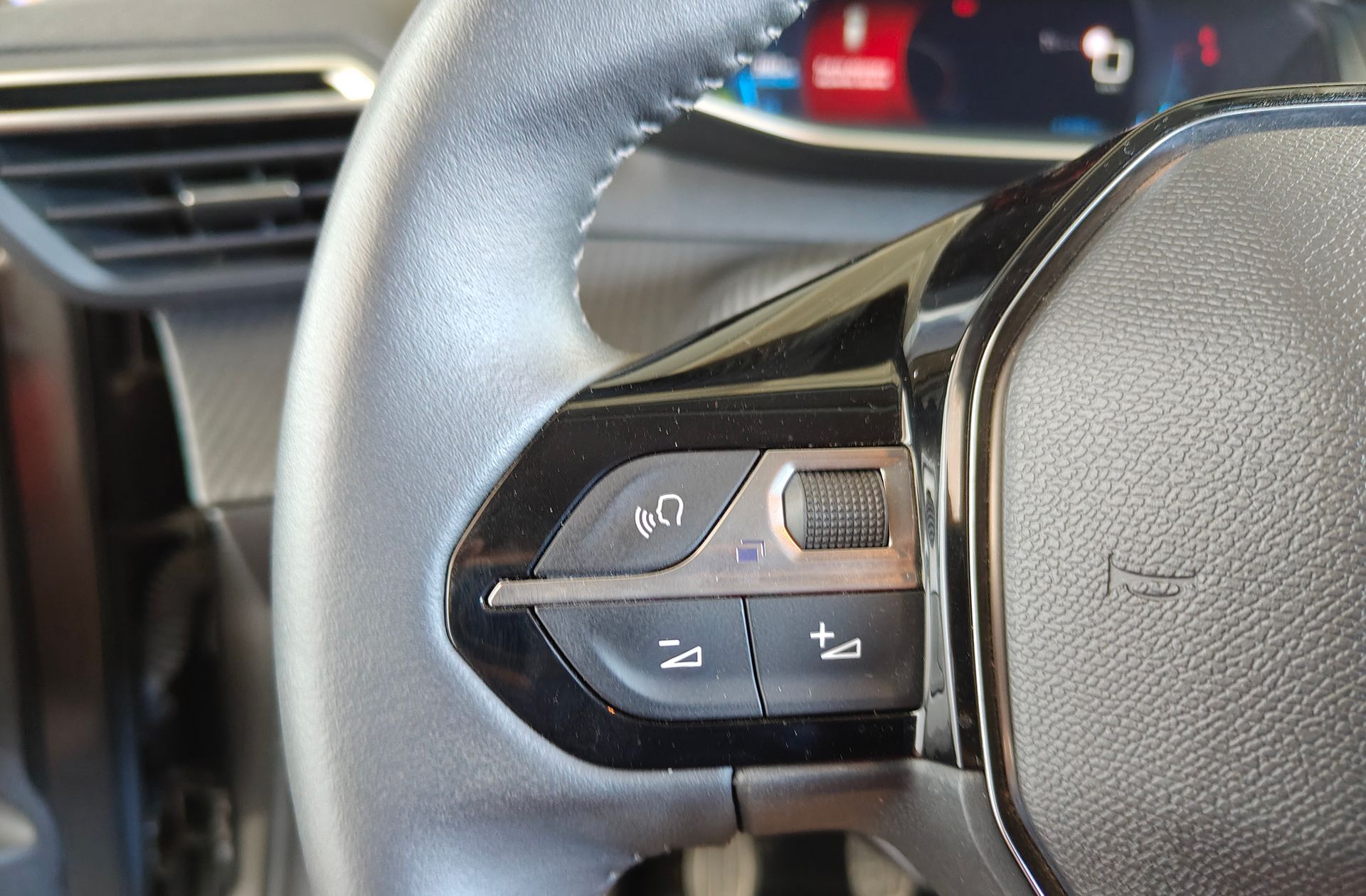 Peugeot 208 BlueHDi 100 Allure Pack - foto 25