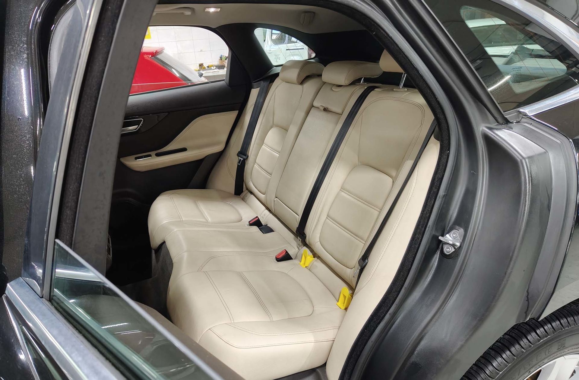 Jaguar F-Pace 2.0T i4 Prestige AWD - foto 12