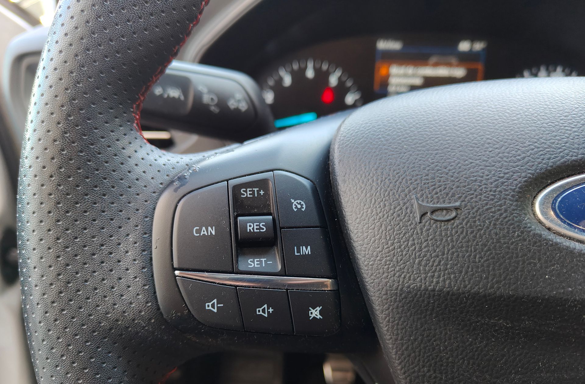 Ford Focus 1.0 EcoBoost ST-Line - foto 24